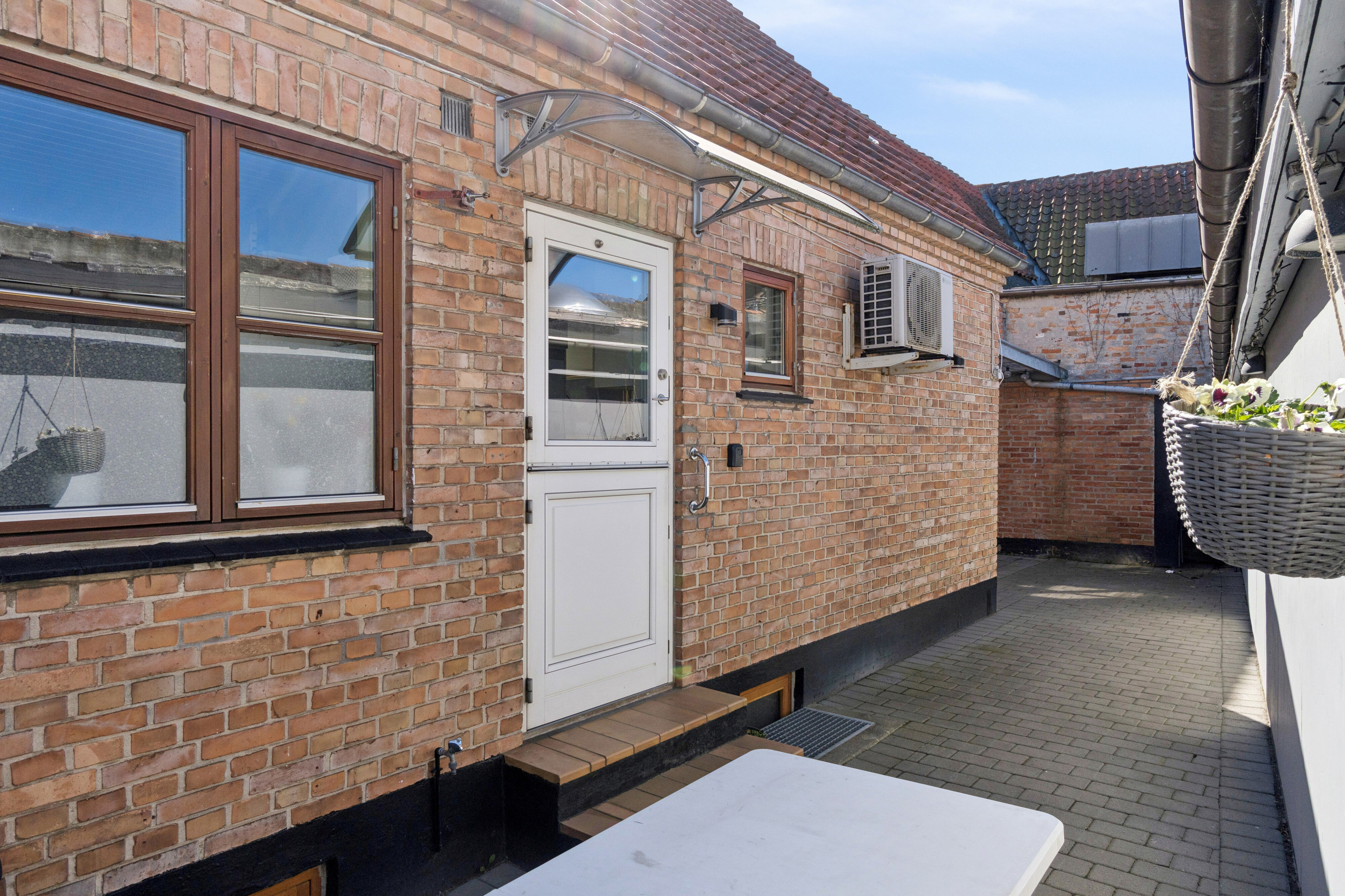 Fremhævet udendørs billede i fuldskærmstilstand. Billede af Møllegade 17, 3700 Rønne