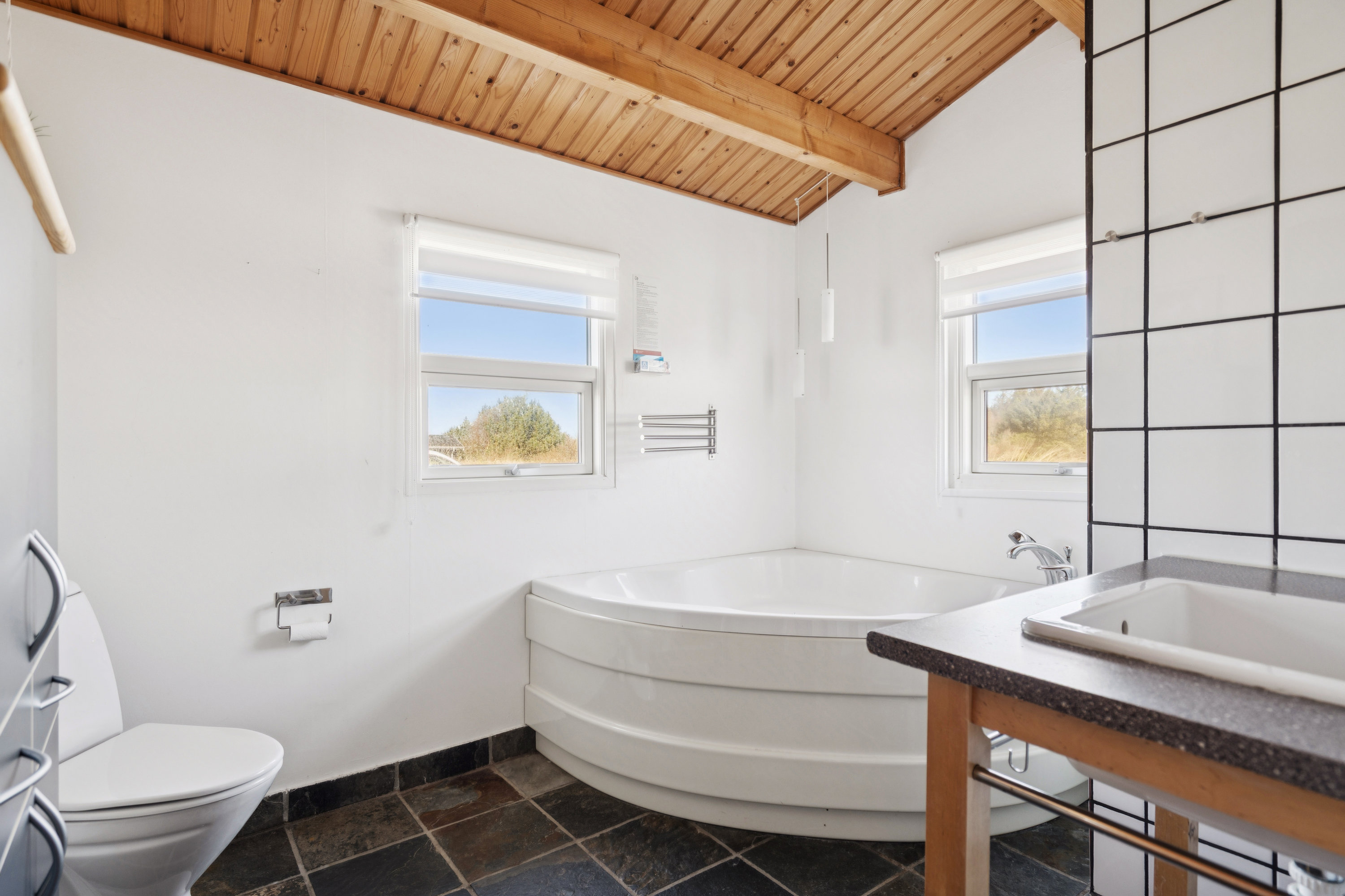 Fremhævet badeværelse billede i fuldskærmstilstand. Billede af Kragekæret 17, Tornby, 9850 Hirtshals