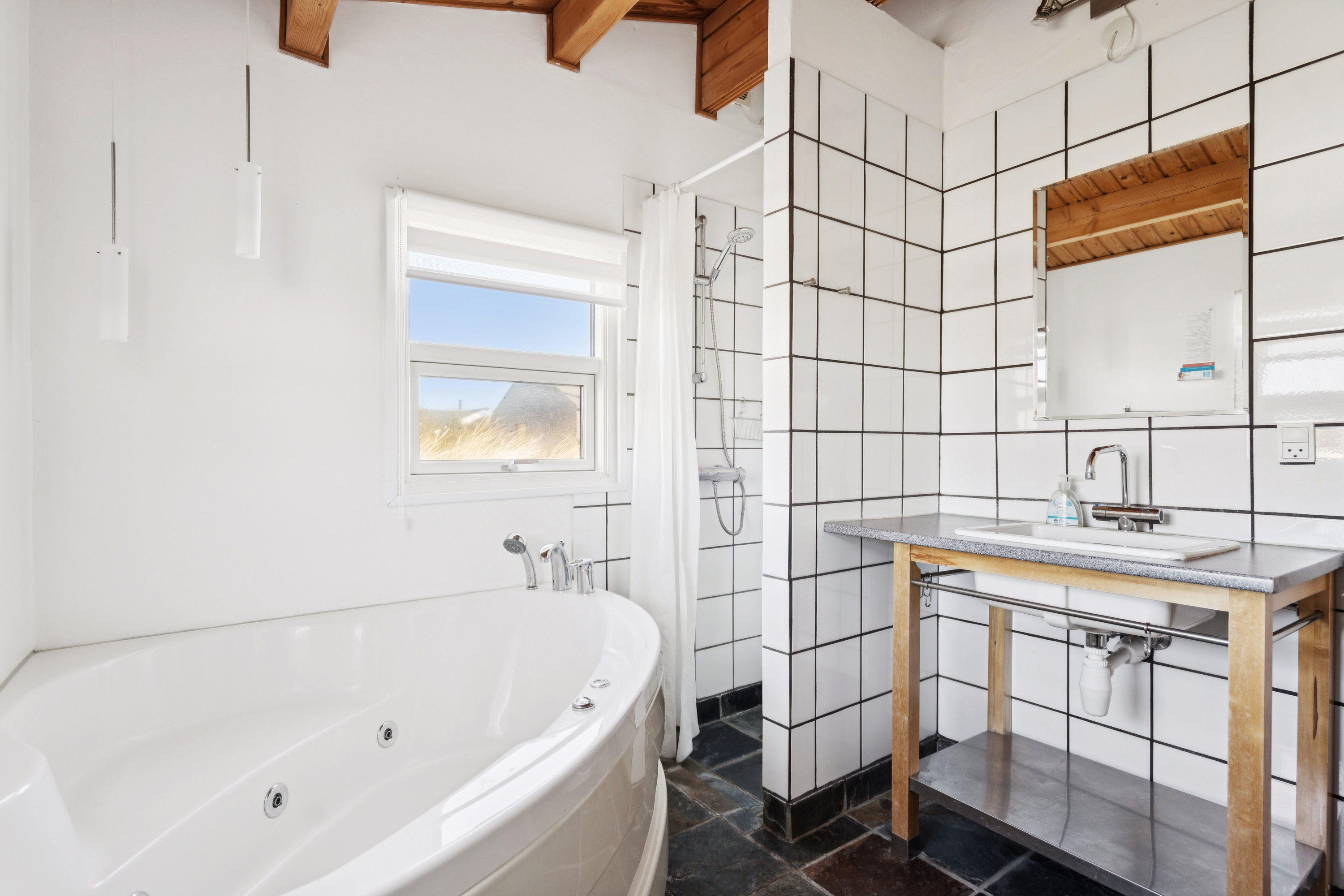 Fremhævet badeværelse billede i fuldskærmstilstand. Billede af Kragekæret 17, Tornby, 9850 Hirtshals