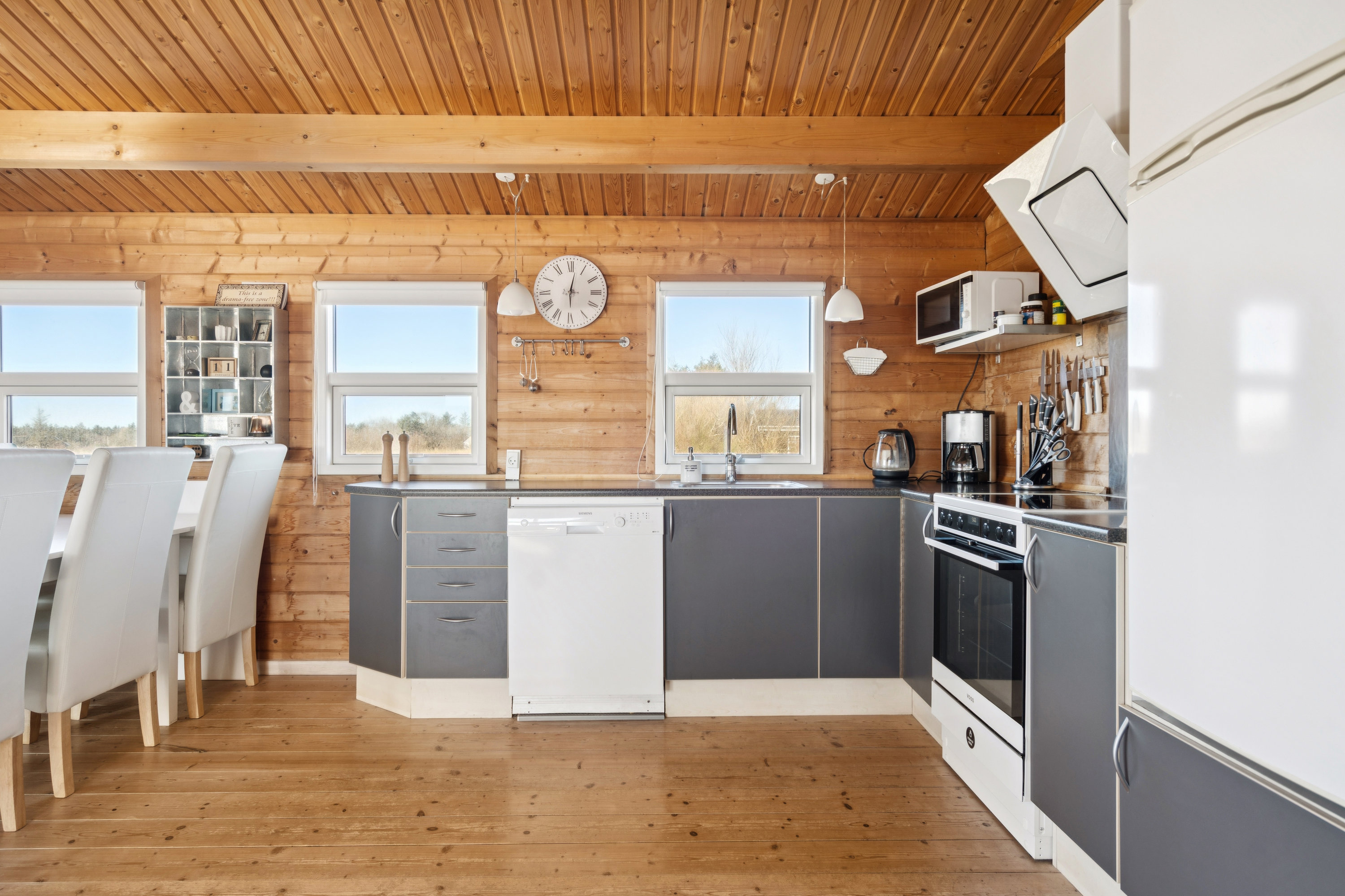 Fremhævet køkken billede i fuldskærmstilstand. Billede af Kragekæret 17, Tornby, 9850 Hirtshals