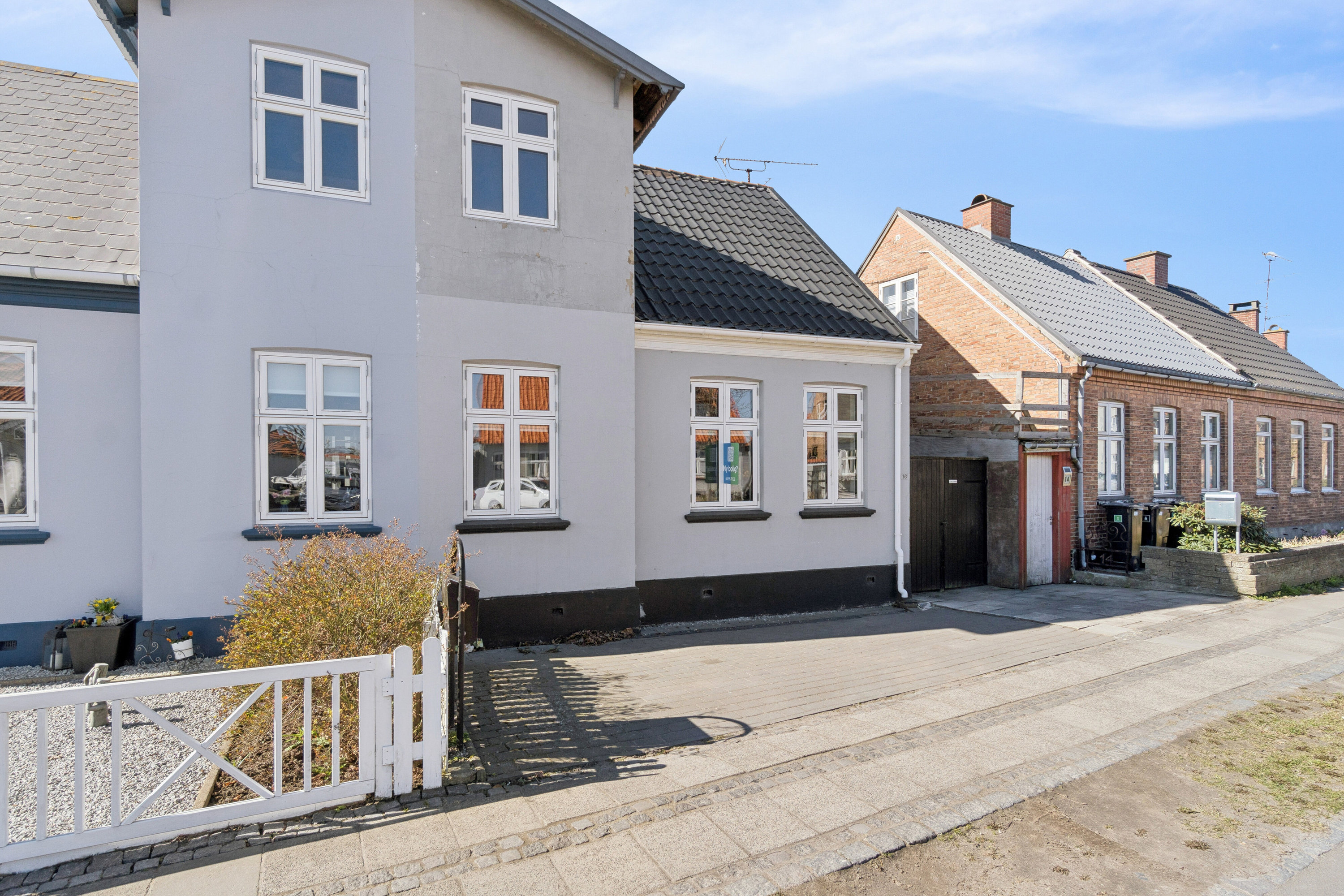 Fremhævet set fra vejen billede i fuldskærmstilstand. Billede af Åkirkebyvej 16, Rønne, 3700 Rønne