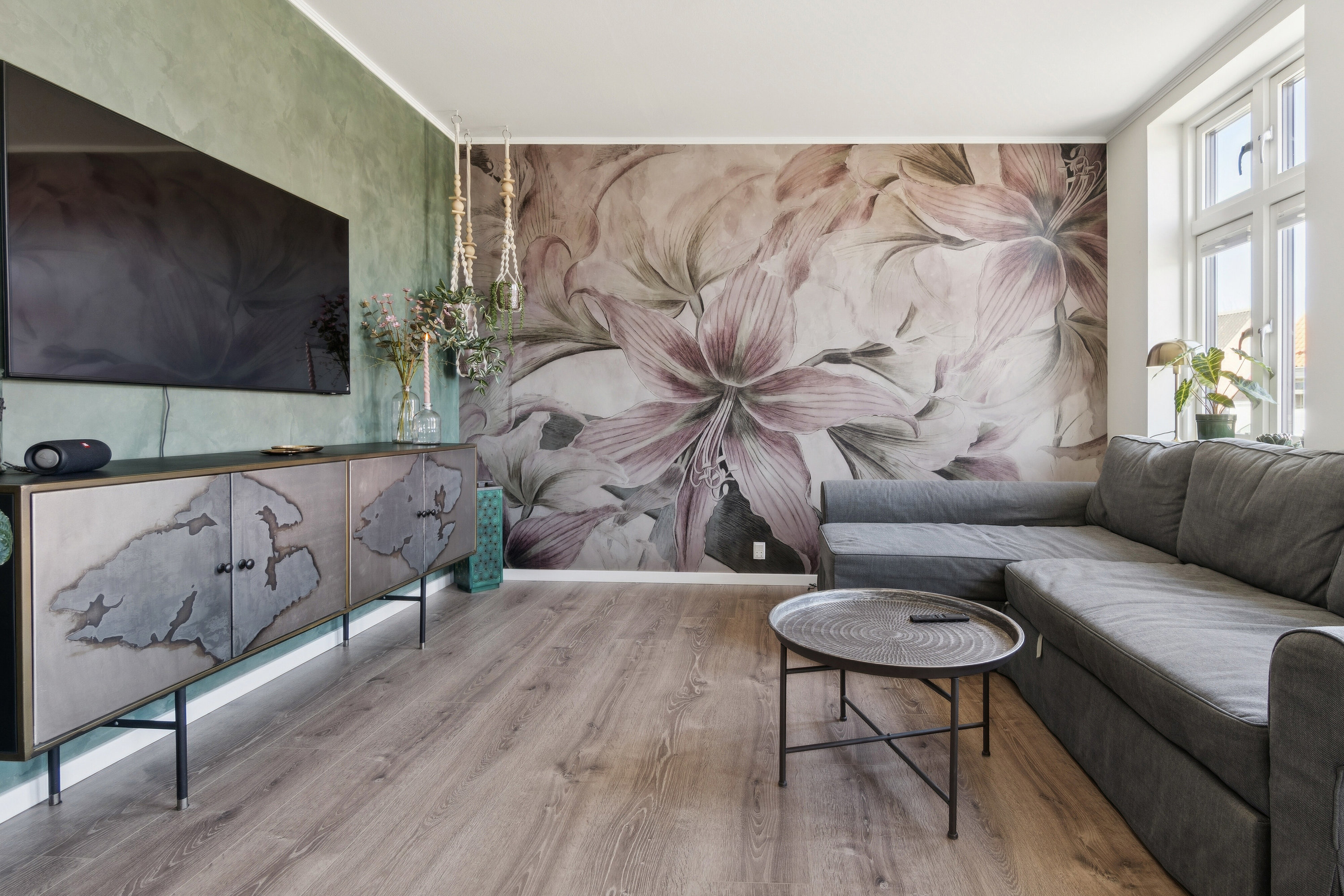 Fremhævet stue billede i fuldskærmstilstand. Billede af Åkirkebyvej 16, Rønne, 3700 Rønne