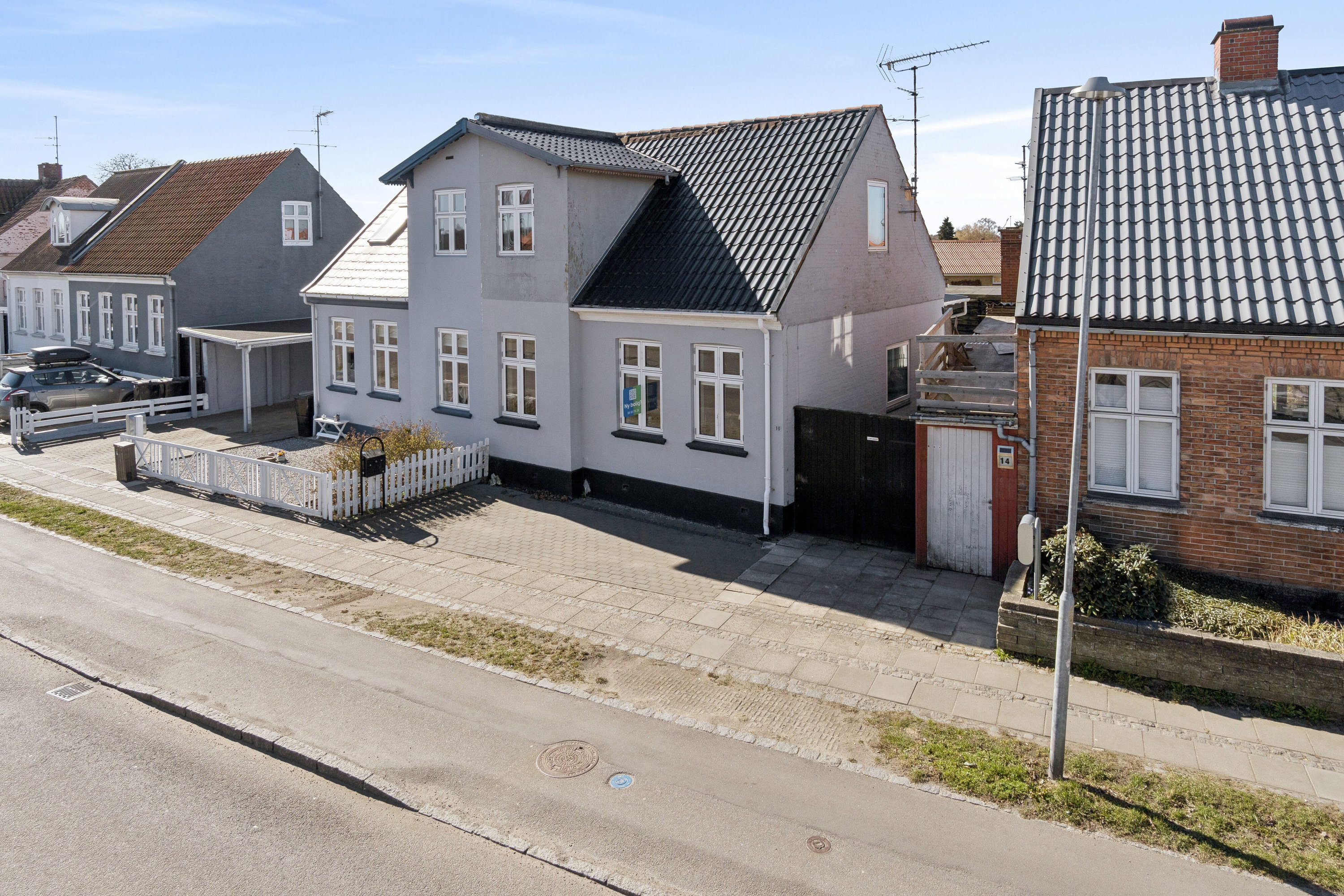 Fremhævet set fra vejen billede i fuldskærmstilstand. Billede af Åkirkebyvej 16, Rønne, 3700 Rønne