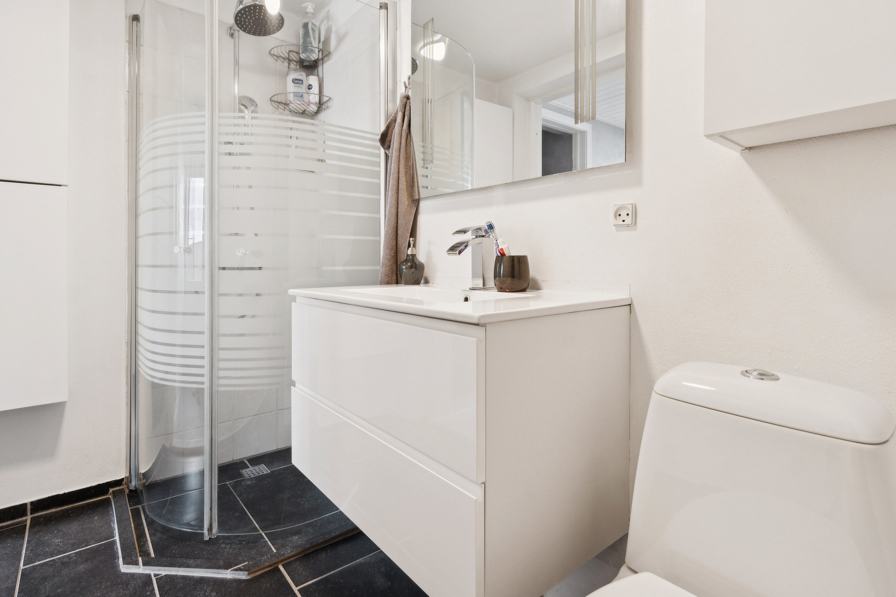 Fremhævet badeværelse billede i fuldskærmstilstand. Billede af Åkirkebyvej 16, Rønne, 3700 Rønne