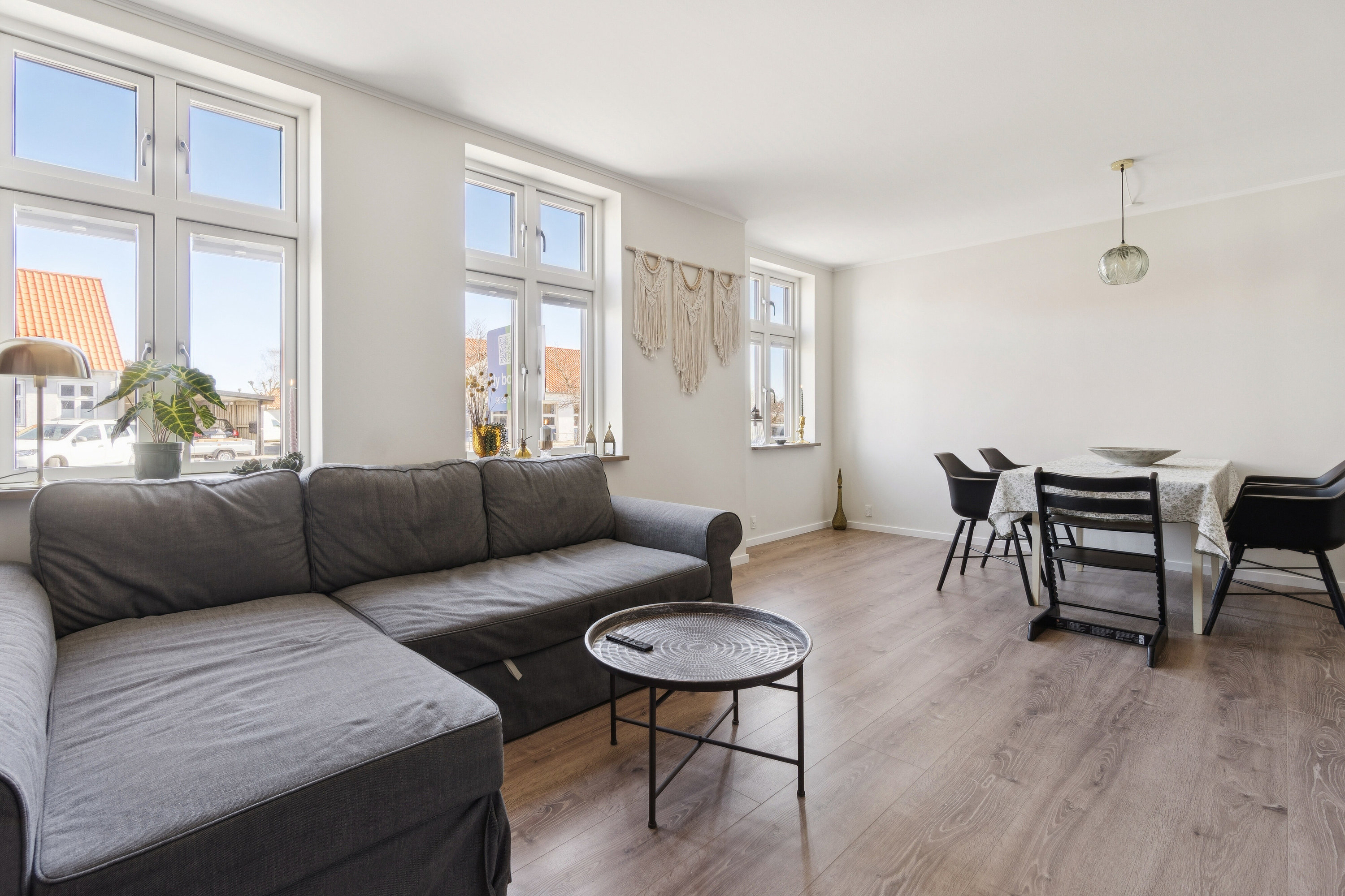 Fremhævet stue billede i fuldskærmstilstand. Billede af Åkirkebyvej 16, Rønne, 3700 Rønne