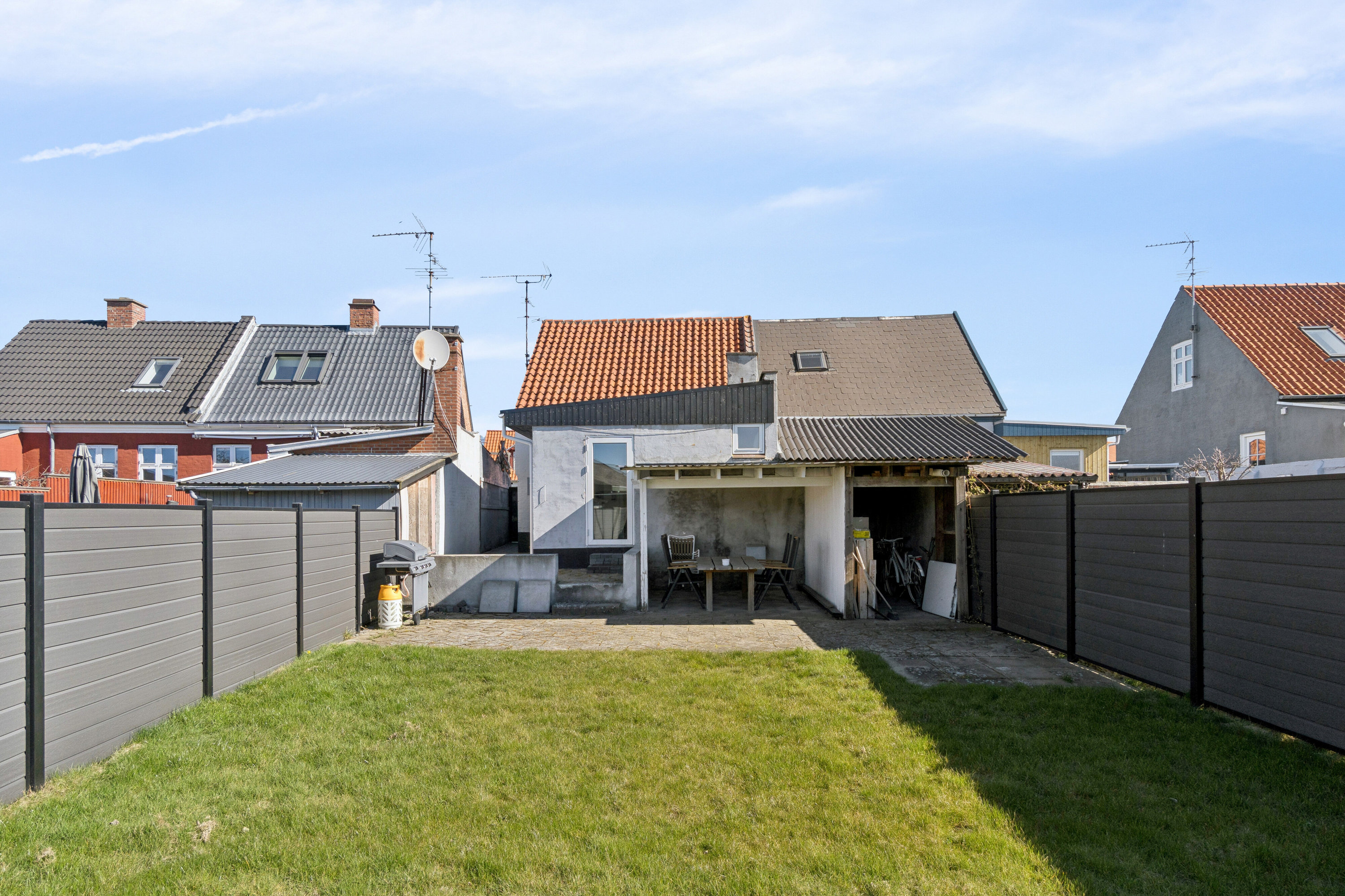 Fremhævet udendørs billede i fuldskærmstilstand. Billede af Åkirkebyvej 16, Rønne, 3700 Rønne