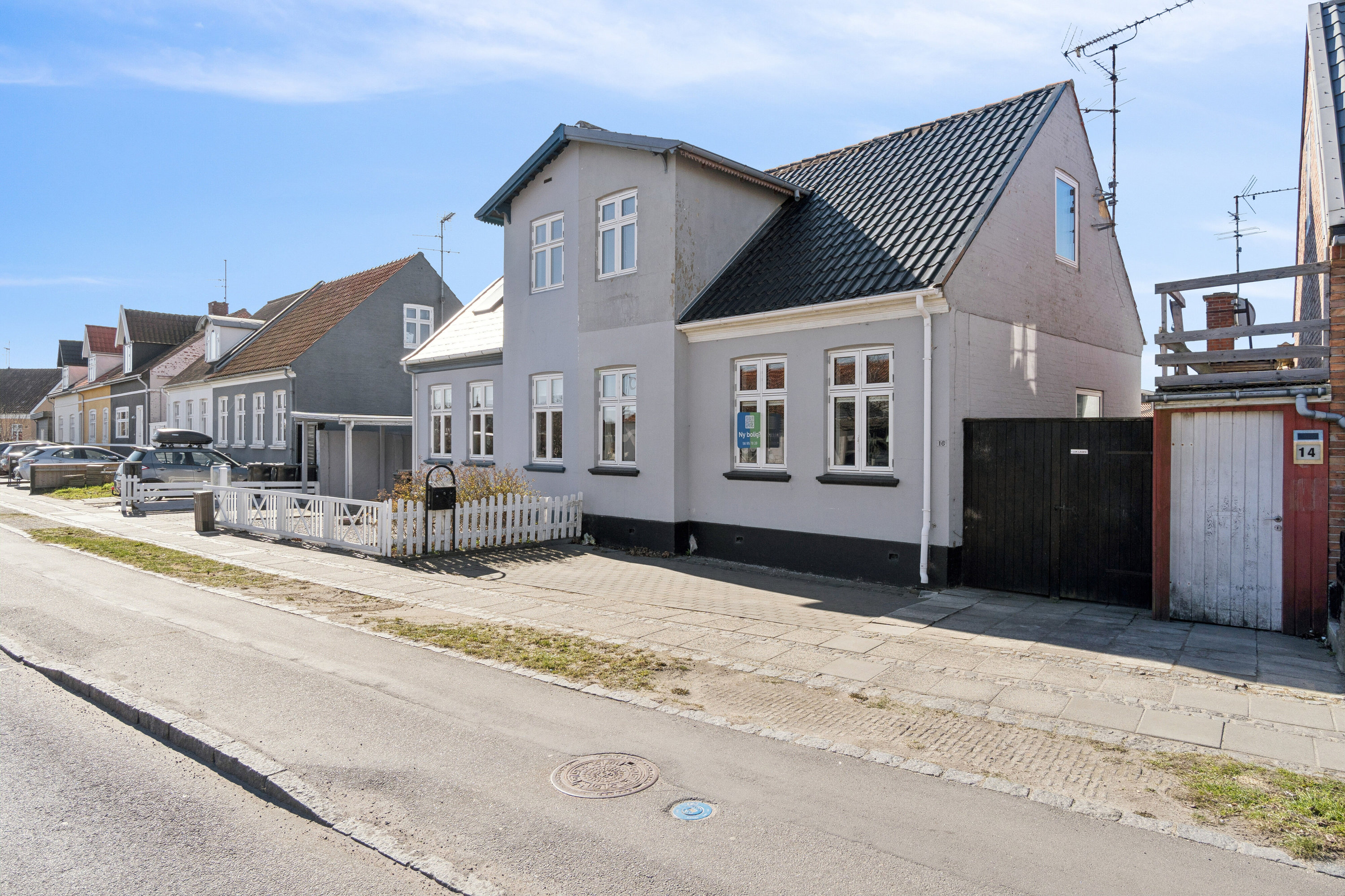 Fremhævet set fra vejen billede i fuldskærmstilstand. Billede af Åkirkebyvej 16, Rønne, 3700 Rønne