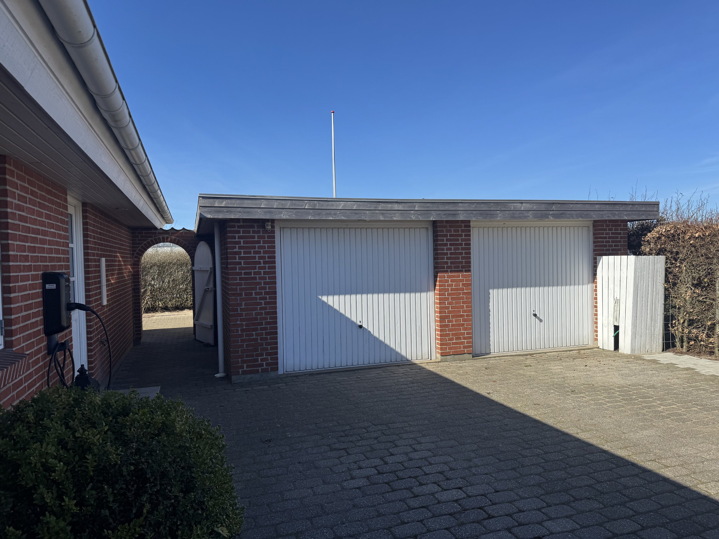 Fremhævet garage billede i fuldskærmstilstand. Billede af Peter Heises Kvarter 38, 9700 Brønderslev