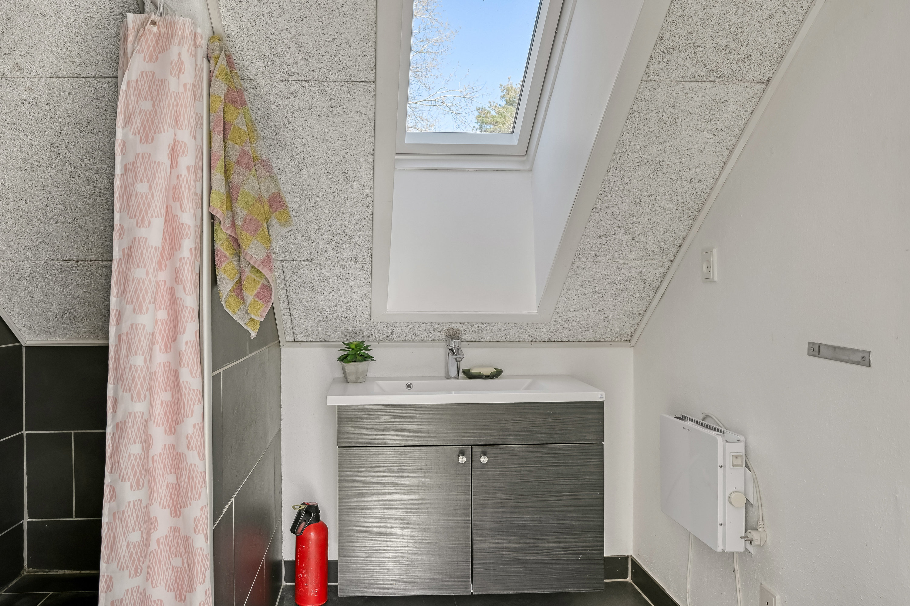 Fremhævet badeværelse billede i fuldskærmstilstand. Billede af Sønderballevej 7, Ho, 6857 Blåvand