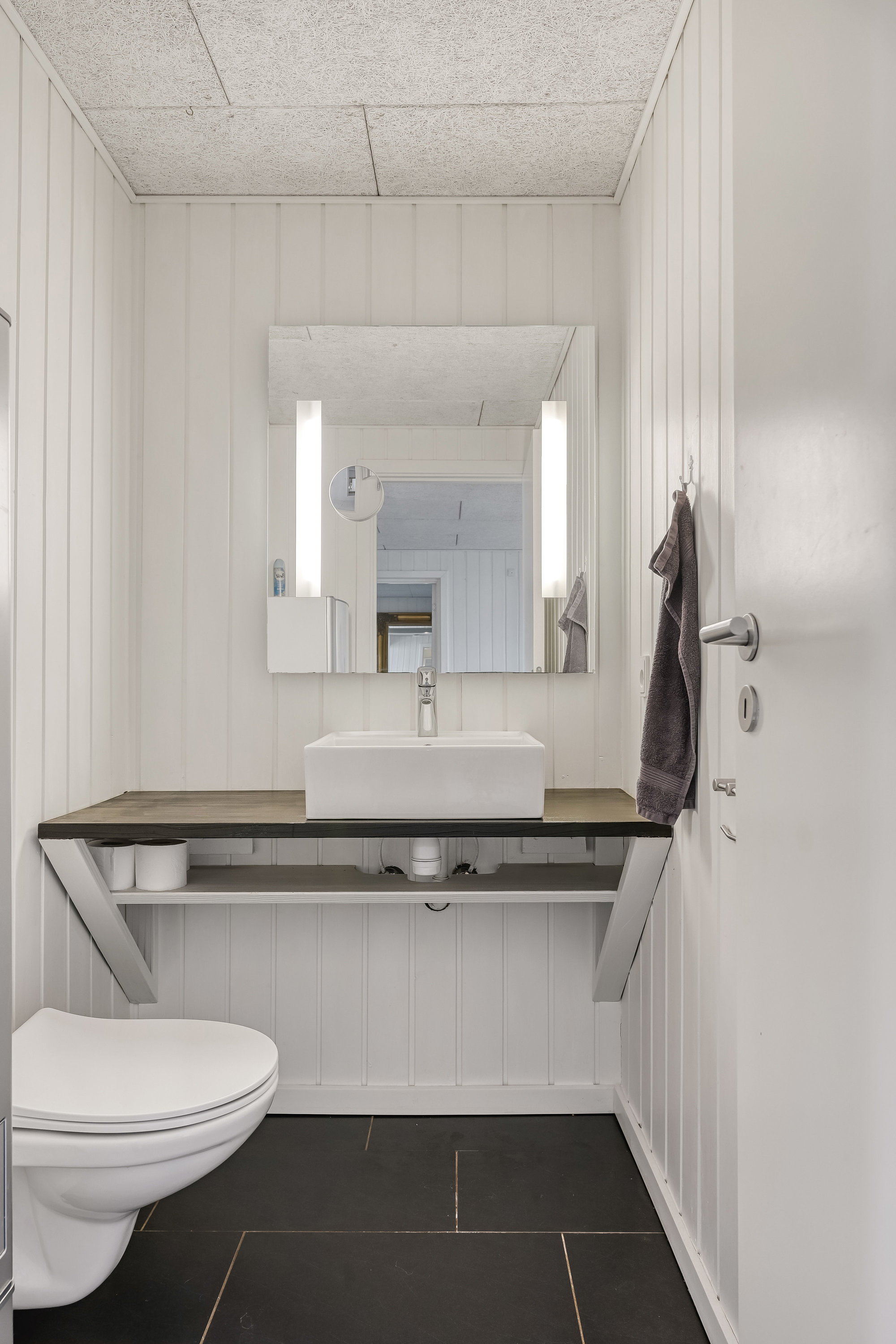 Fremhævet toilet billede i fuldskærmstilstand. Billede af Sønderballevej 7, Ho, 6857 Blåvand