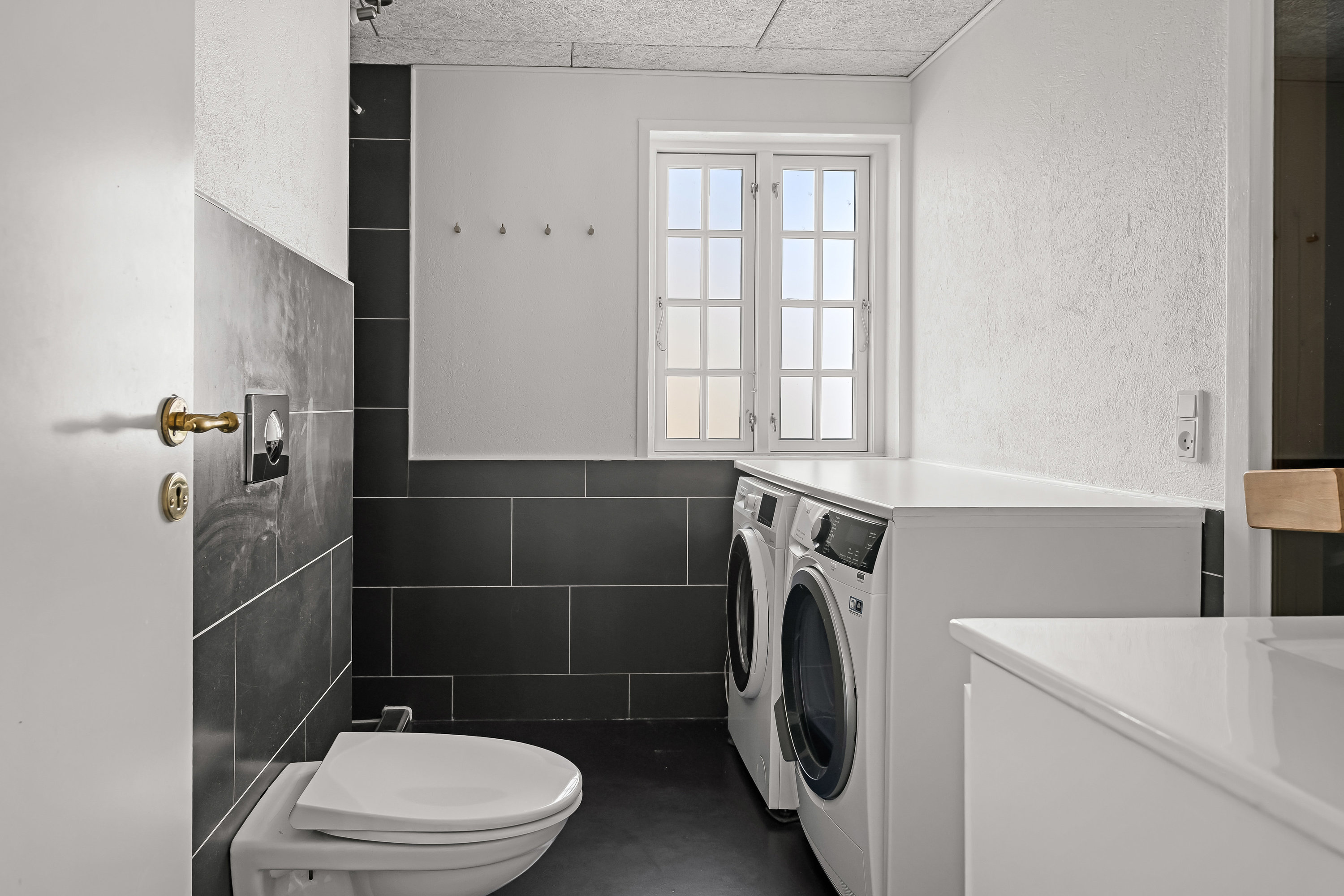 Fremhævet toilet billede i fuldskærmstilstand. Billede af Sønderballevej 7, Ho, 6857 Blåvand