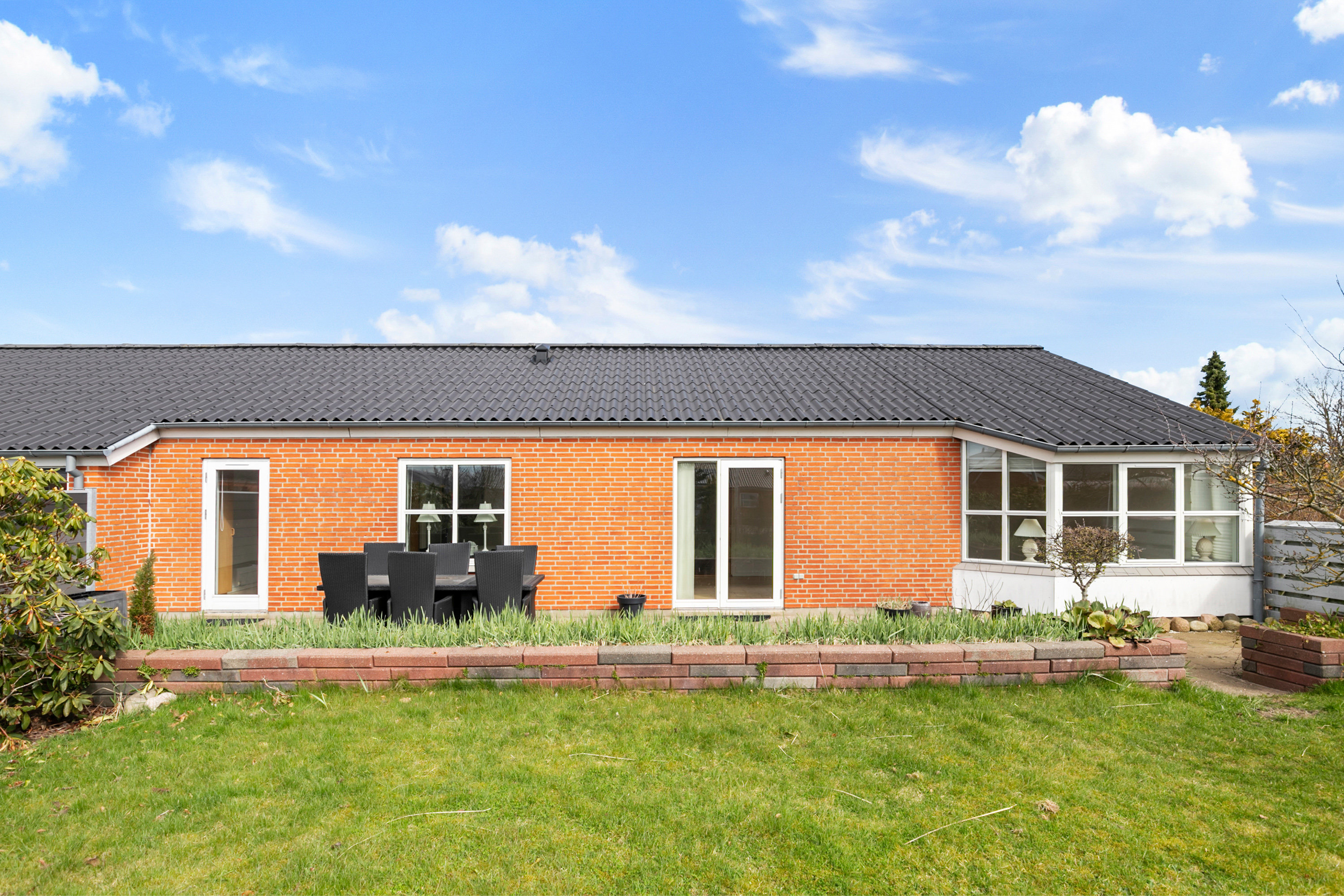 Fremhævet facade billede i fuldskærmstilstand. Billede af Tranebærvej 10B, 9440 Aabybro