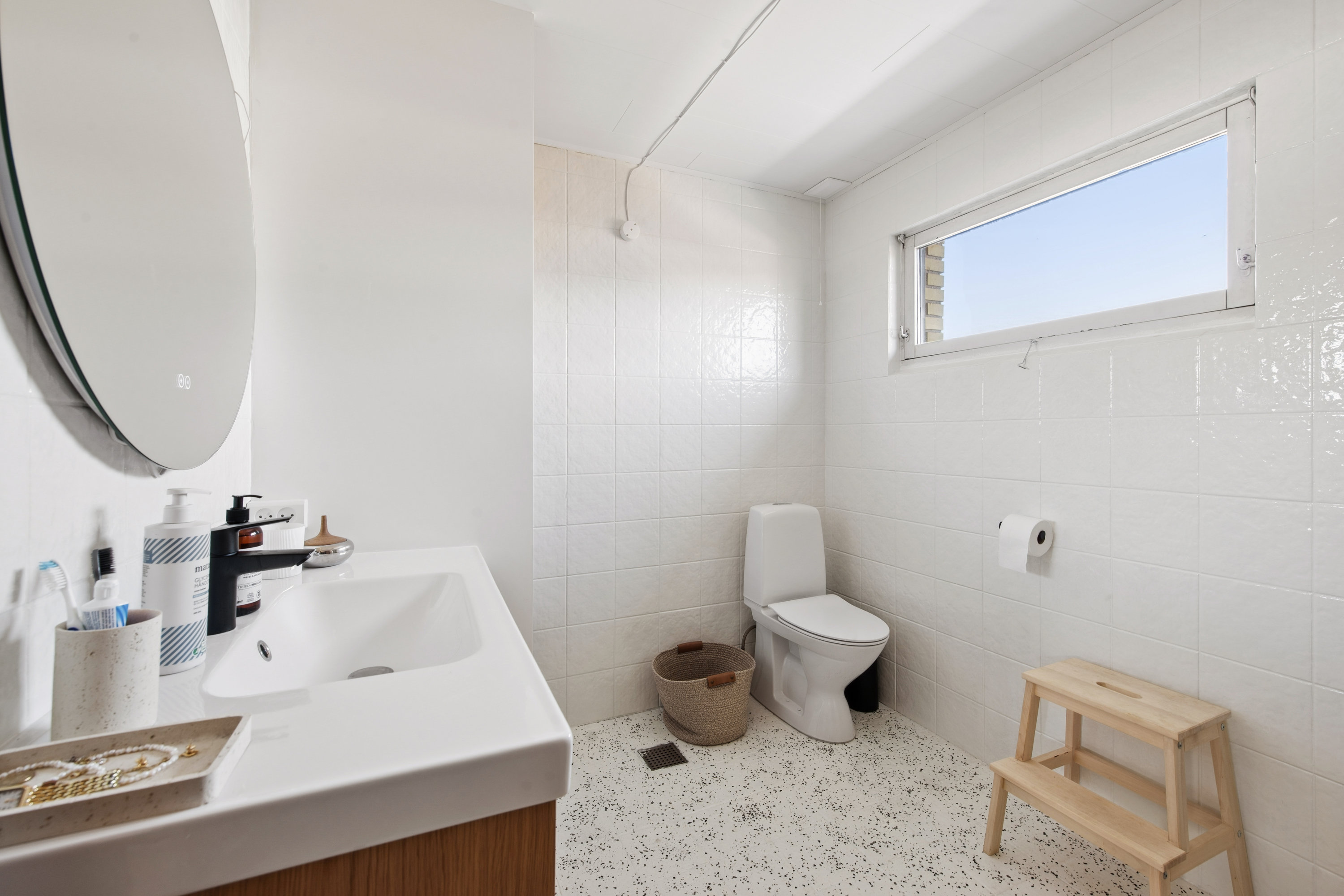 Fremhævet badeværelse billede i fuldskærmstilstand. Billede af Blåhegnet 52, 2670 Greve