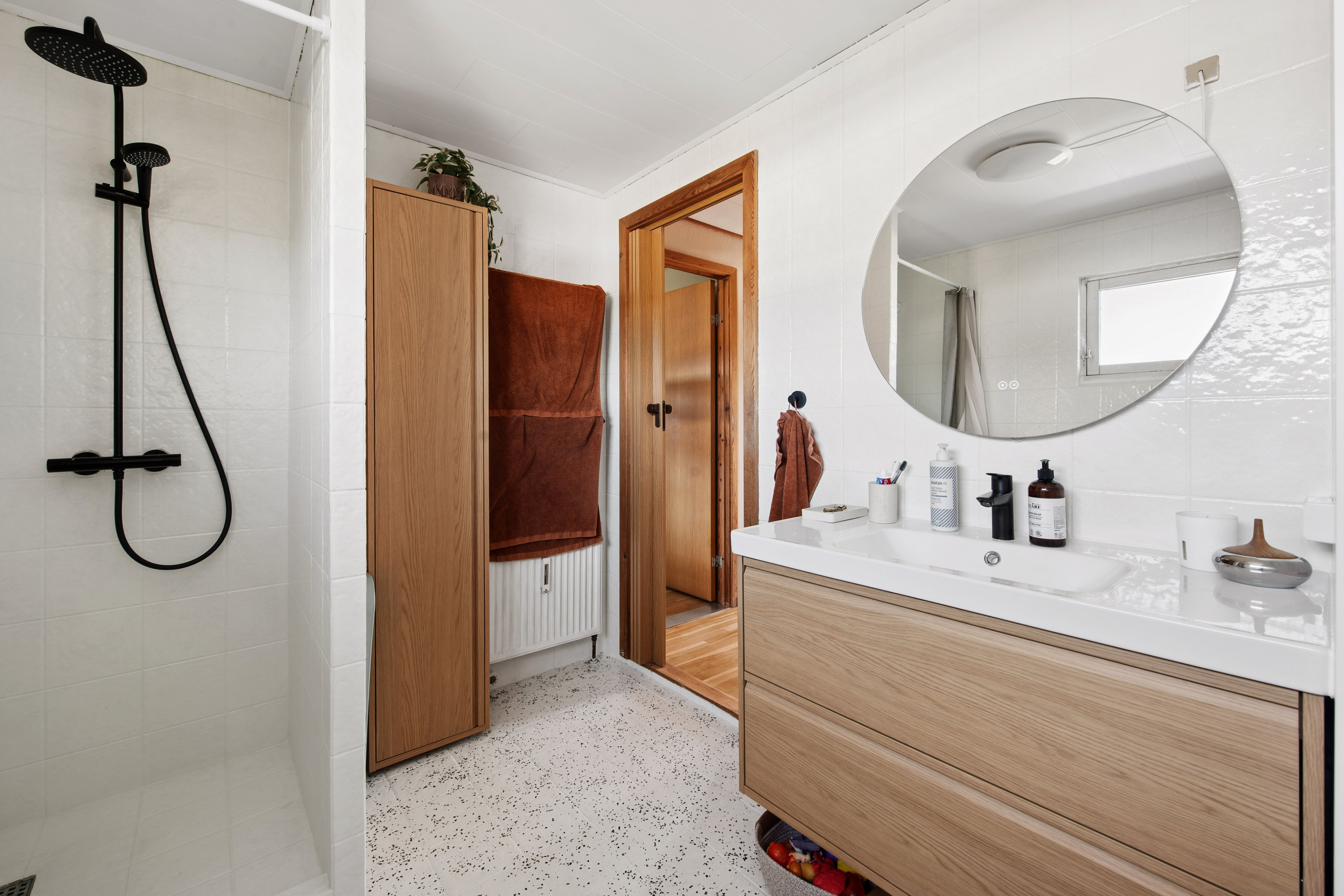 Fremhævet badeværelse billede i fuldskærmstilstand. Billede af Blåhegnet 52, 2670 Greve