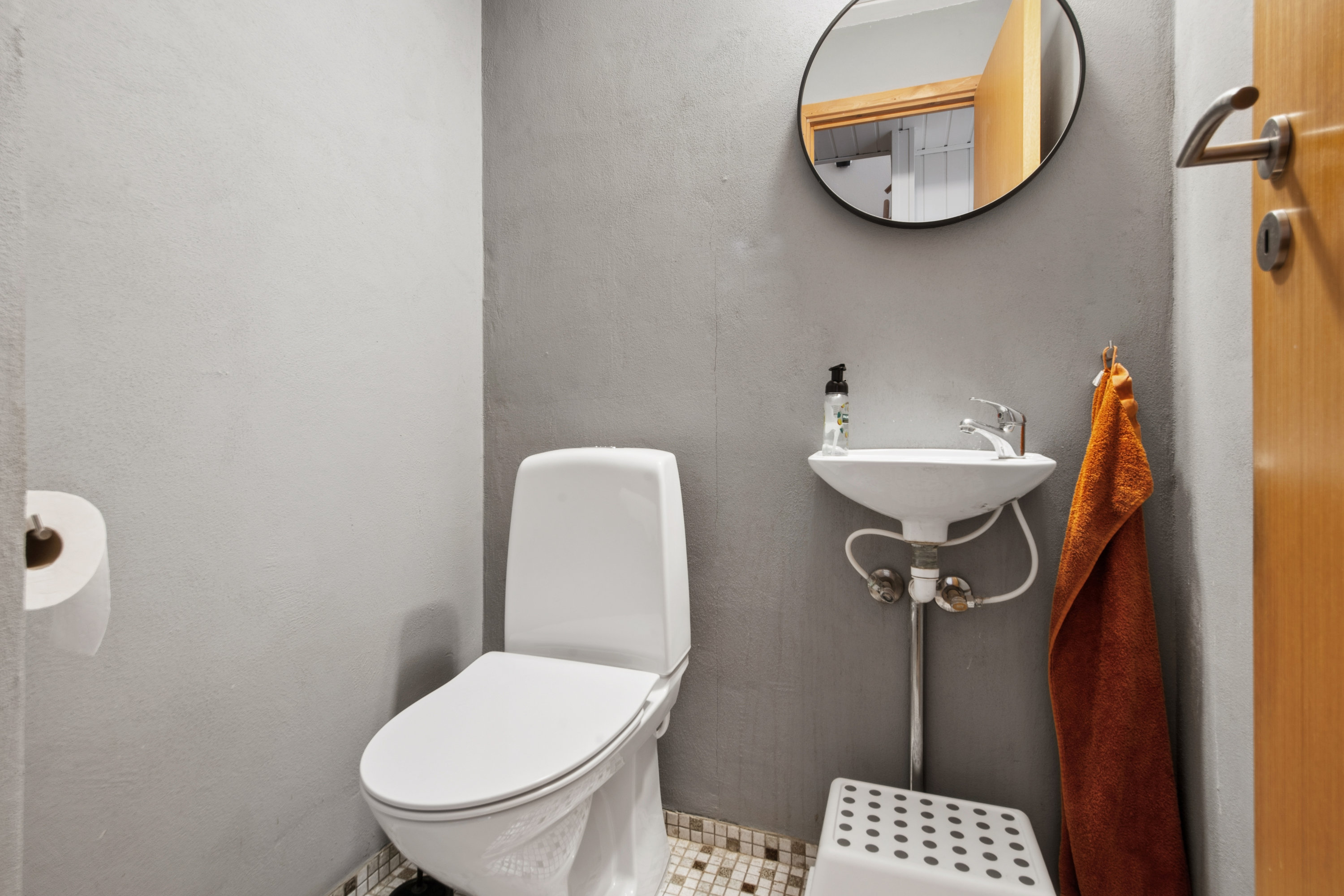 Fremhævet toilet billede i fuldskærmstilstand. Billede af Blåhegnet 52, 2670 Greve