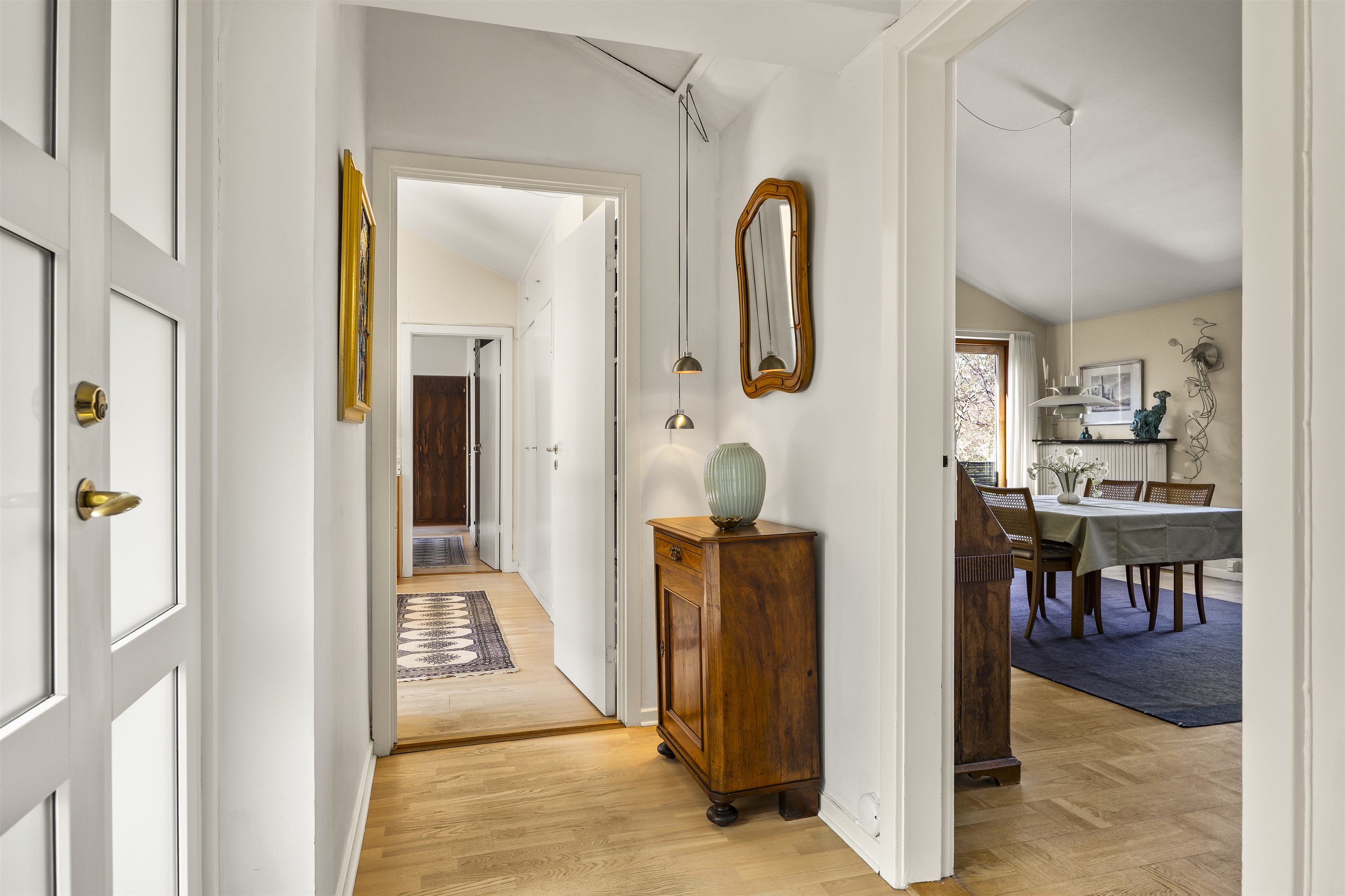 Fremhævet entré billede i fuldskærmstilstand. Billede af Prins Valdemars Vej 27, 2820 Gentofte