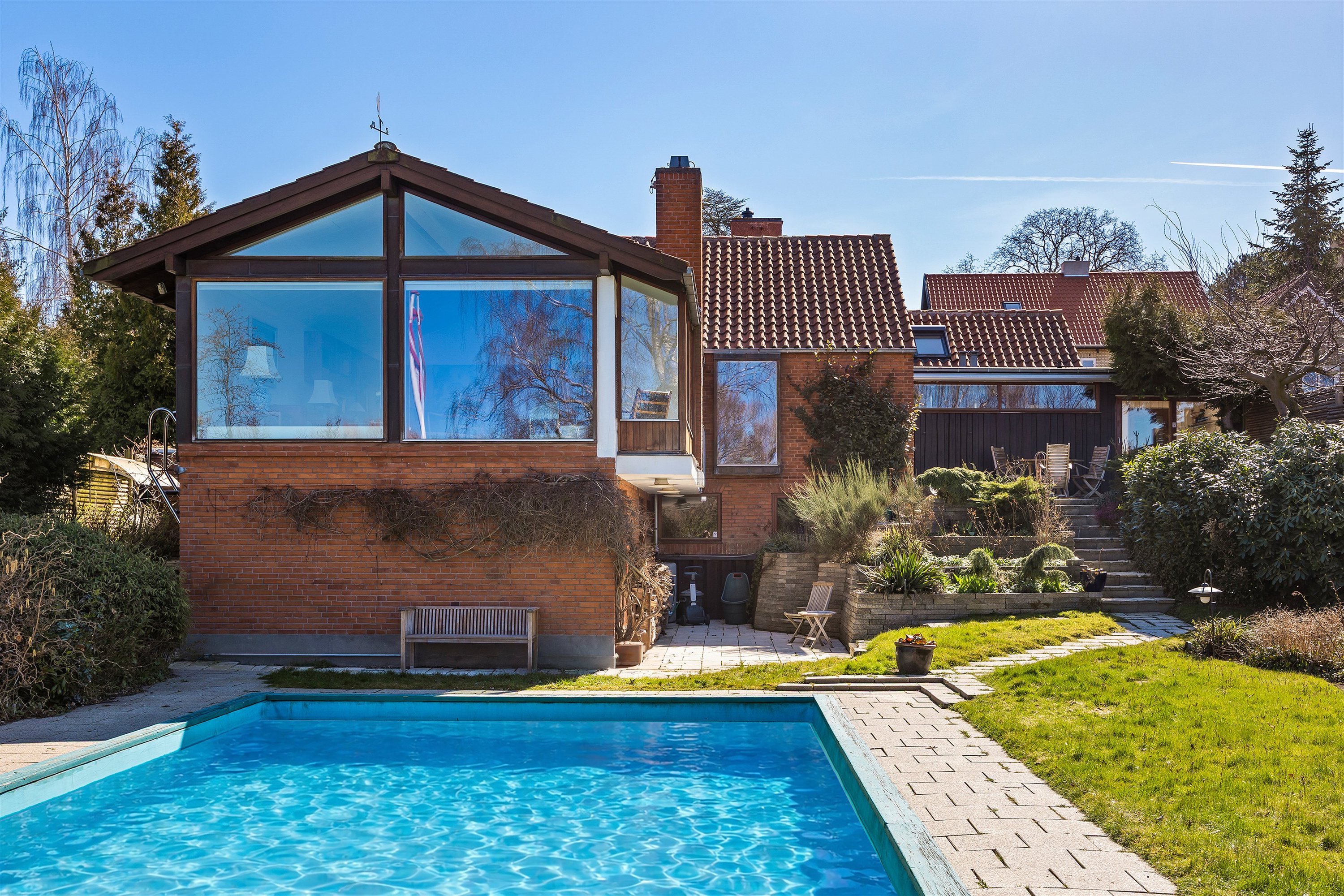 Fremhævet huset set fra haven billede i fuldskærmstilstand. Billede af Prins Valdemars Vej 27, 2820 Gentofte