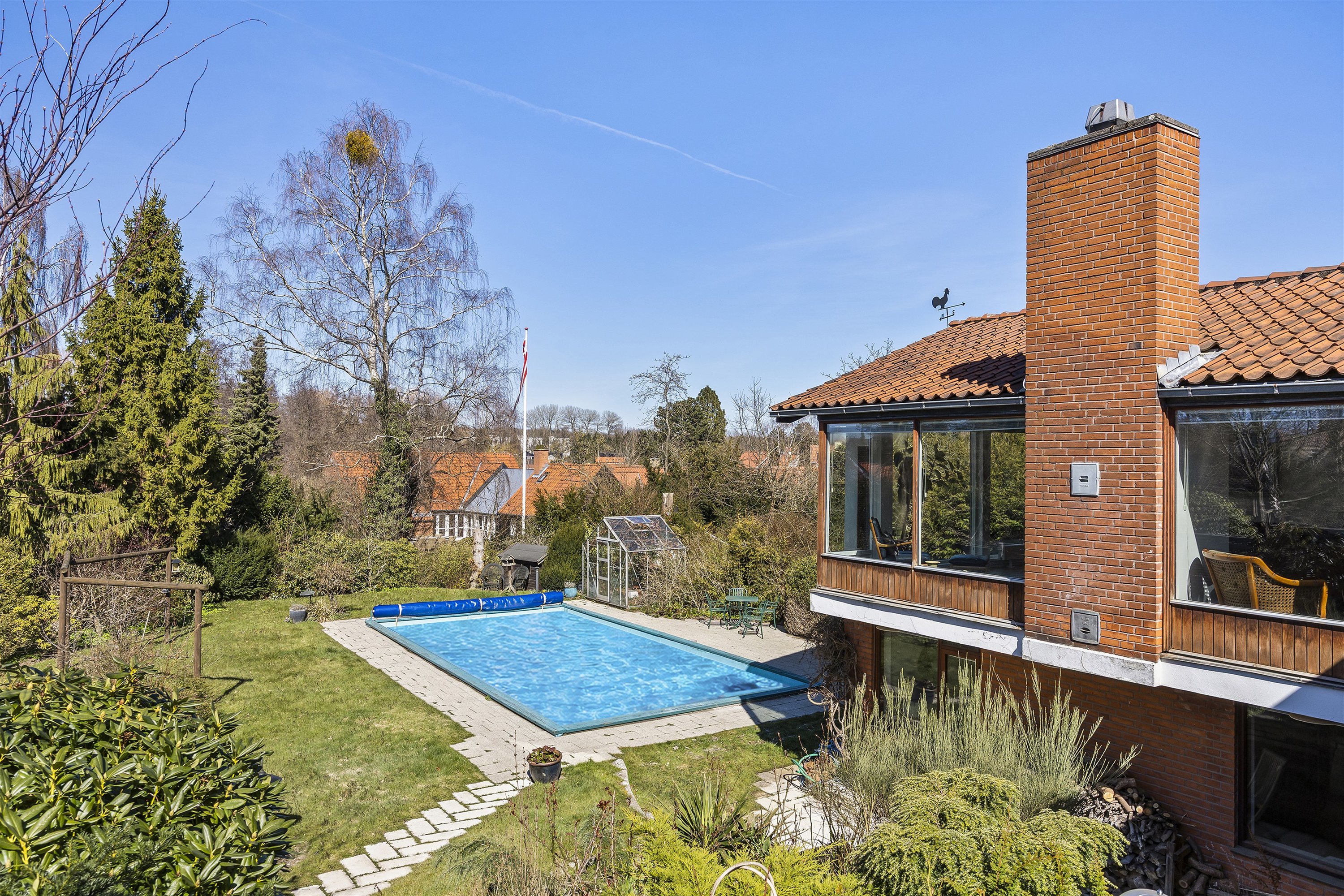 Fremhævet pool set fra terrasse billede i fuldskærmstilstand. Billede af Prins Valdemars Vej 27, 2820 Gentofte