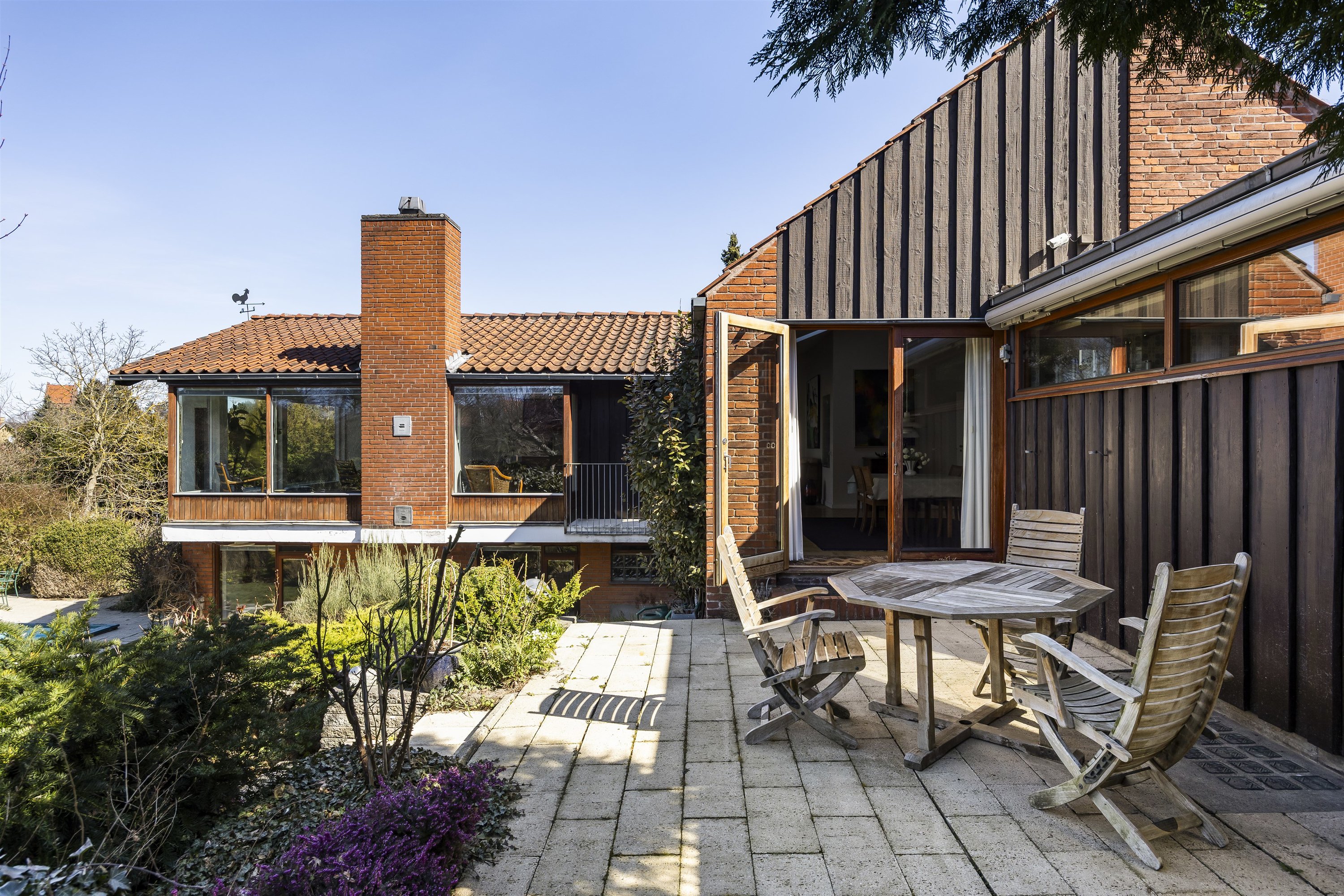 Fremhævet terrasse i stueniveau billede i fuldskærmstilstand. Billede af Prins Valdemars Vej 27, 2820 Gentofte