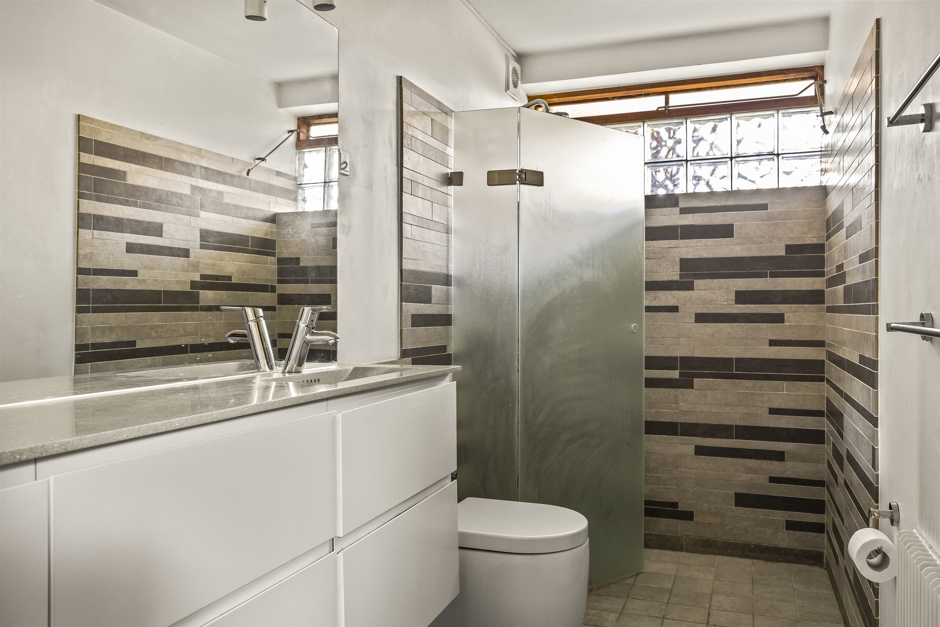 Fremhævet badeværelse, kælder billede i fuldskærmstilstand. Billede af Prins Valdemars Vej 27, 2820 Gentofte