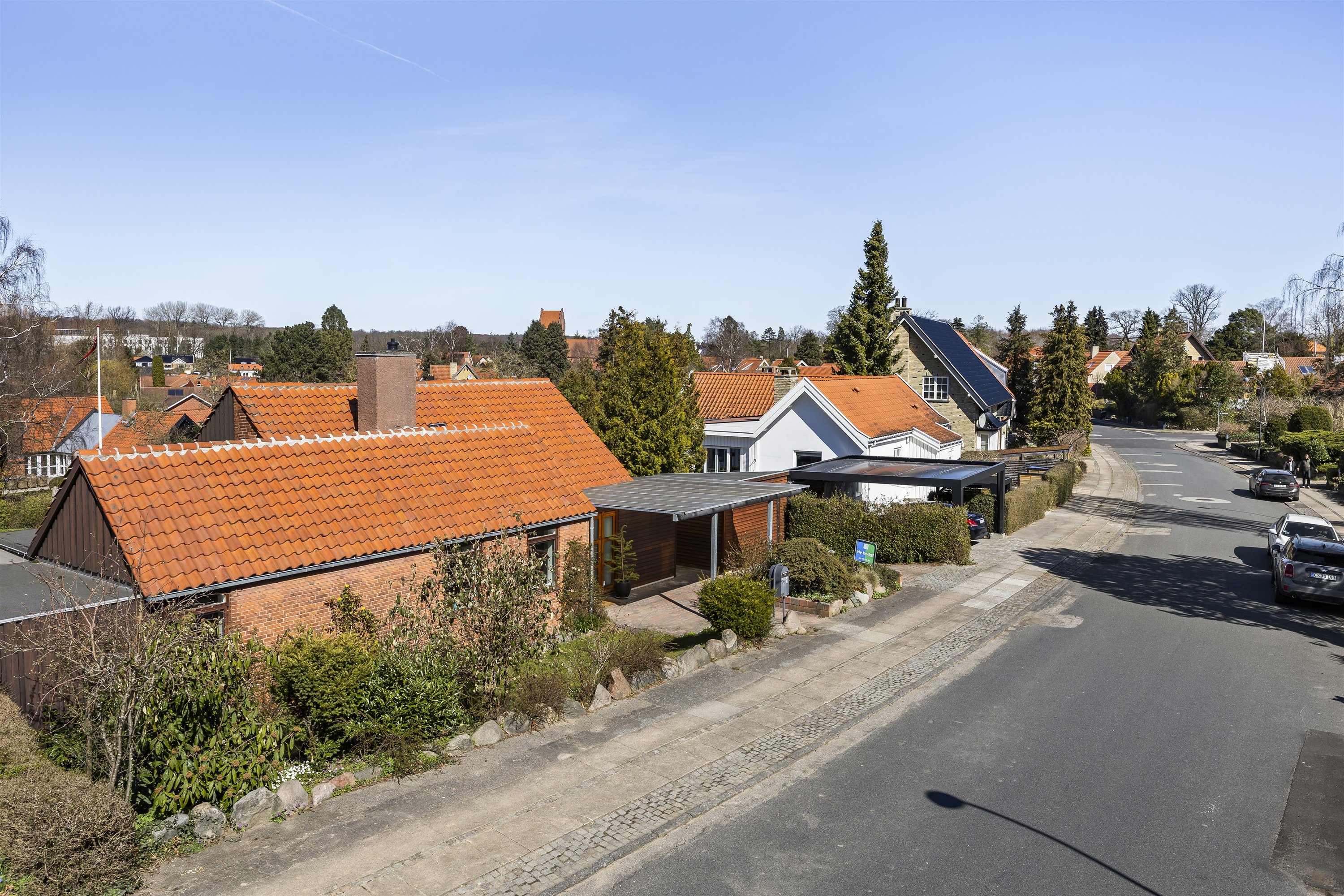 Fremhævet huset set fra vejen billede i fuldskærmstilstand. Billede af Prins Valdemars Vej 27, 2820 Gentofte