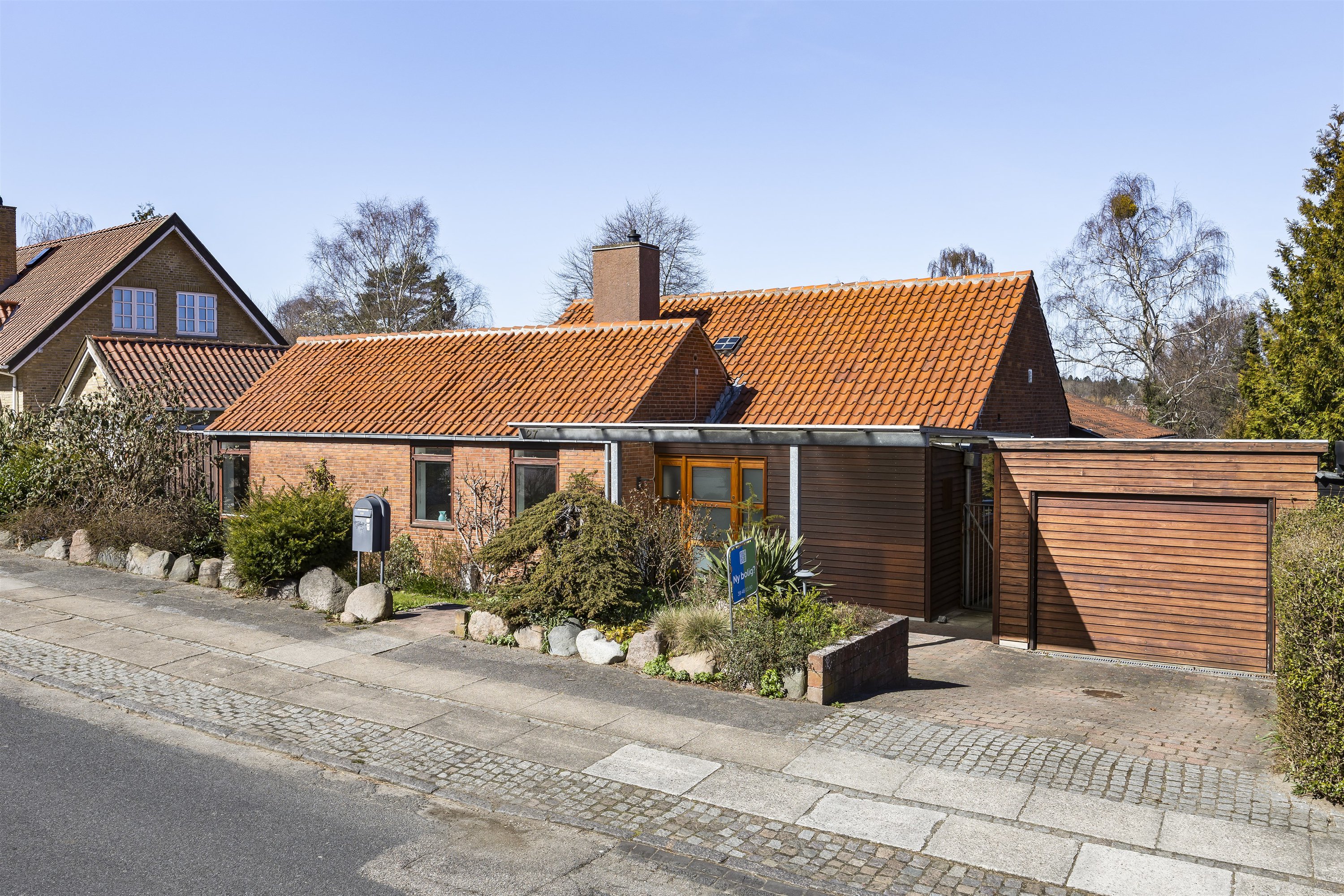 Fremhævet indgang, elektrisk garrageport billede i fuldskærmstilstand. Billede af Prins Valdemars Vej 27, 2820 Gentofte