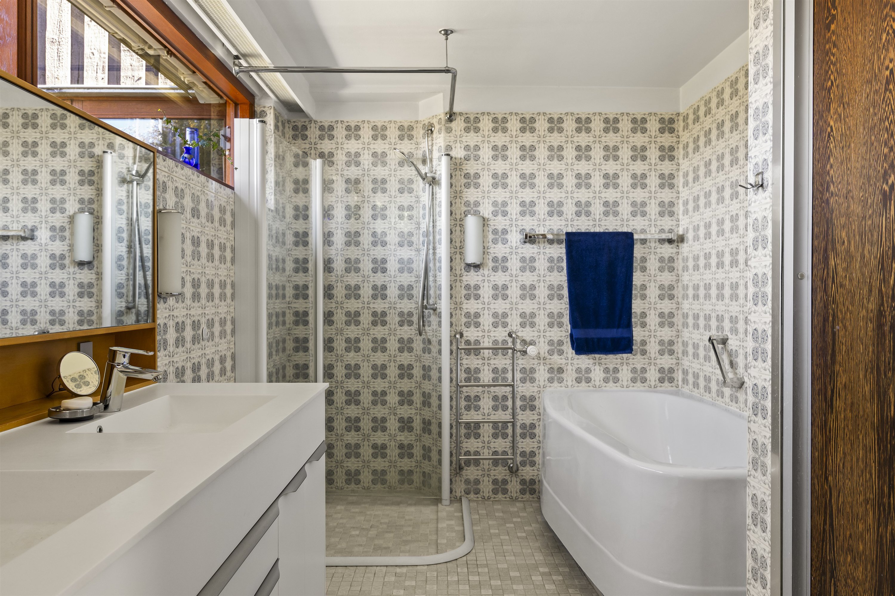 Fremhævet badeværelse, master billede i fuldskærmstilstand. Billede af Prins Valdemars Vej 27, 2820 Gentofte