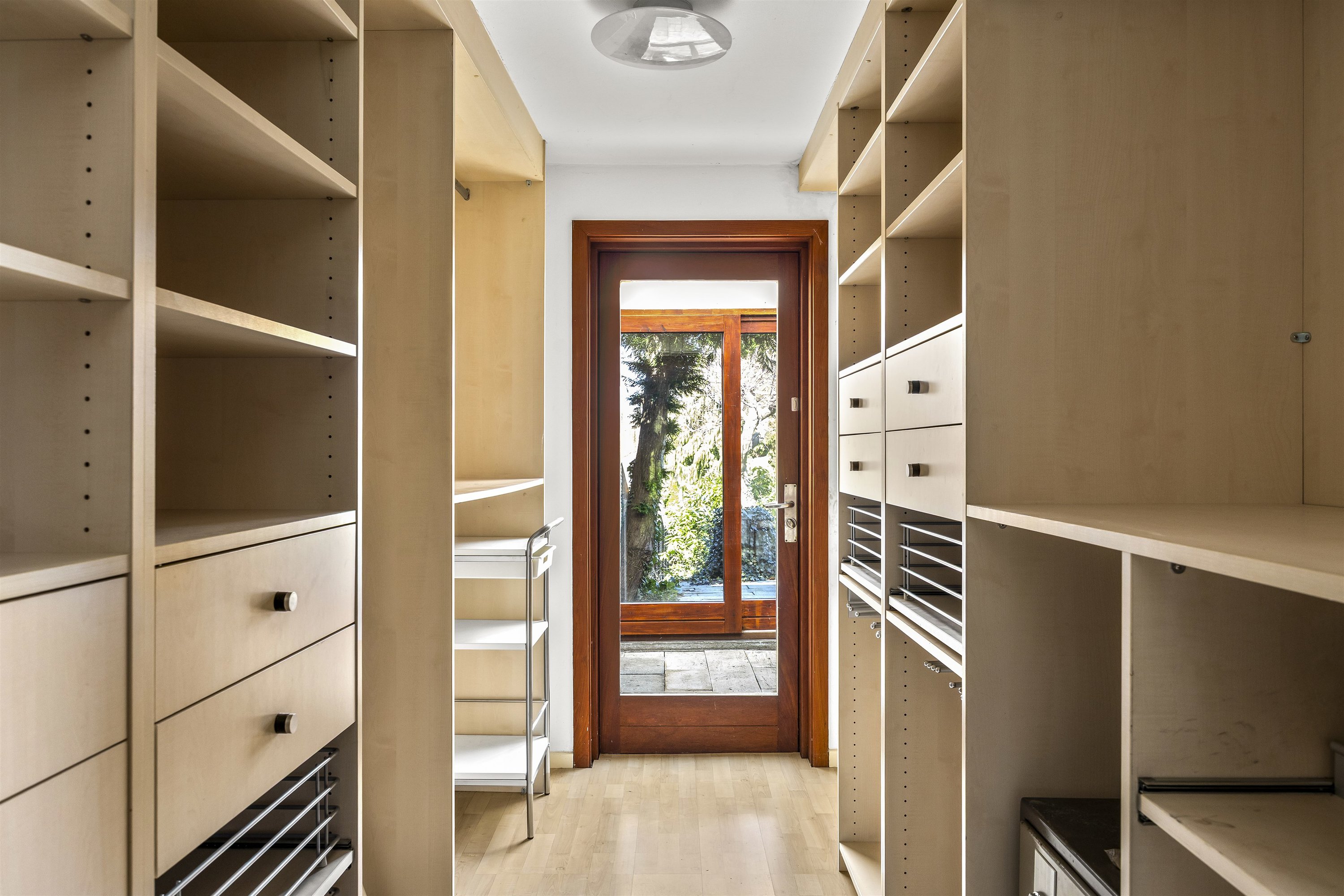 Fremhævet påklædningsrum, master billede i fuldskærmstilstand. Billede af Prins Valdemars Vej 27, 2820 Gentofte