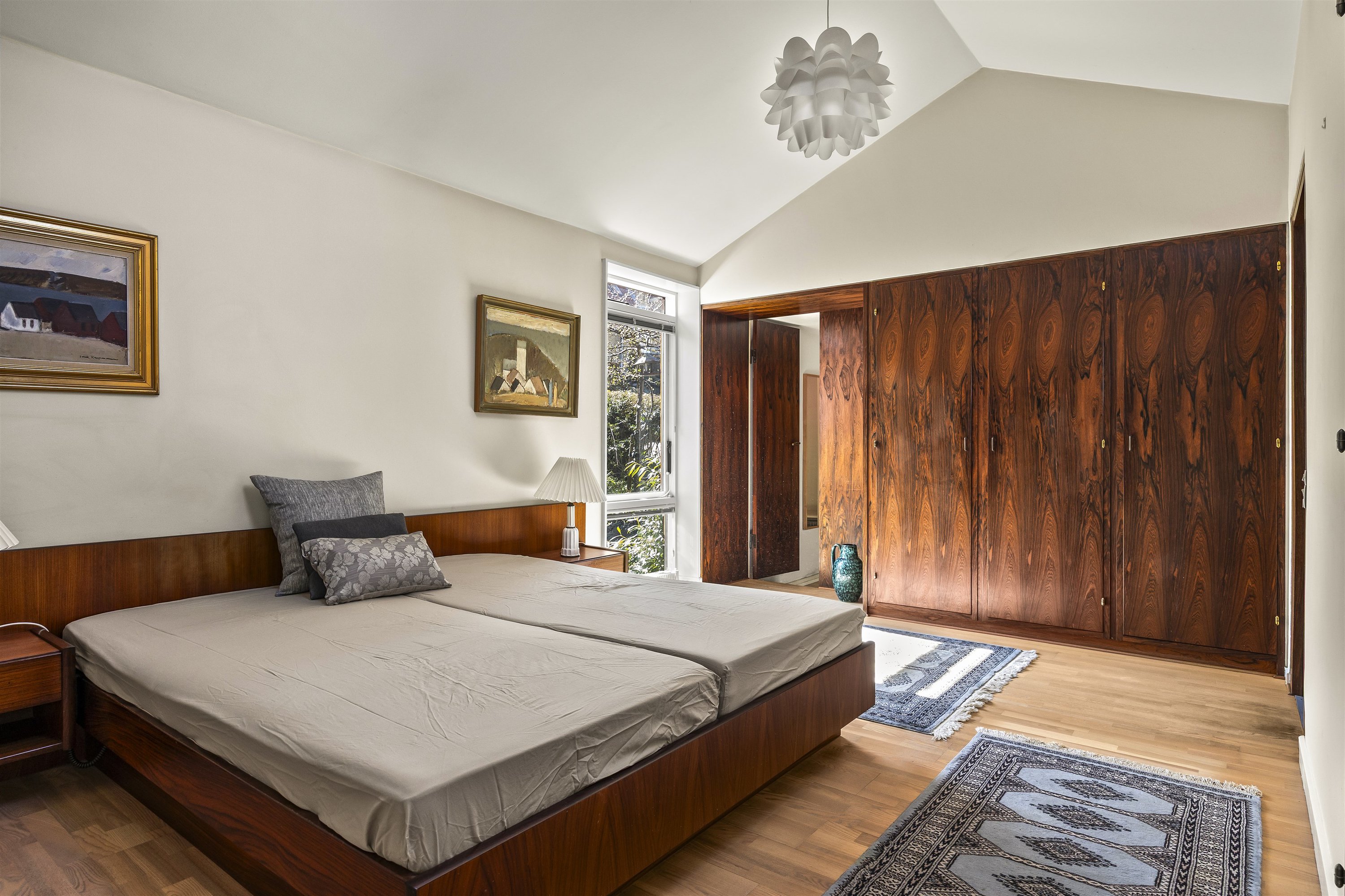 Fremhævet soveværelse, master billede i fuldskærmstilstand. Billede af Prins Valdemars Vej 27, 2820 Gentofte