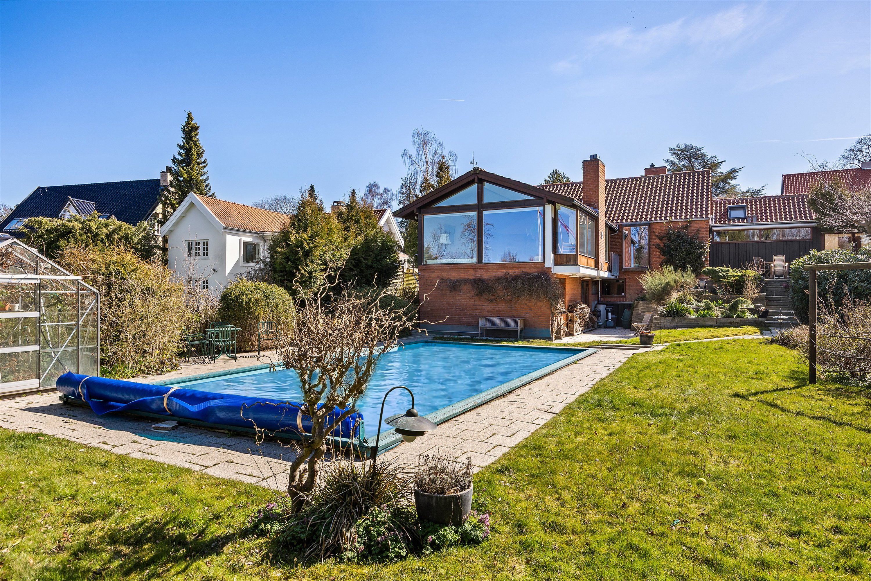 Fremhævet pool, hus set fra haven billede i fuldskærmstilstand. Billede af Prins Valdemars Vej 27, 2820 Gentofte