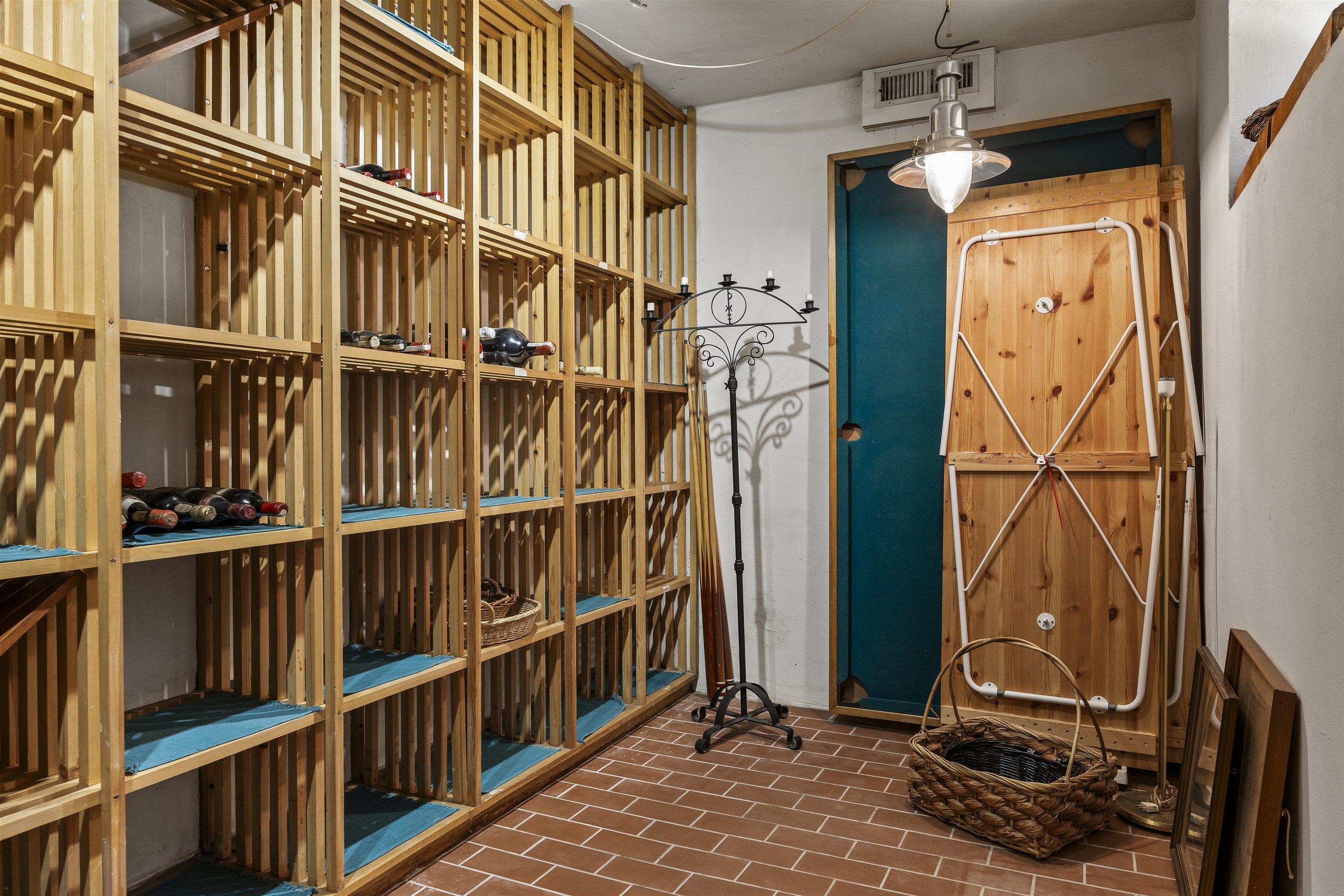 Fremhævet vinkælder billede i fuldskærmstilstand. Billede af Prins Valdemars Vej 27, 2820 Gentofte