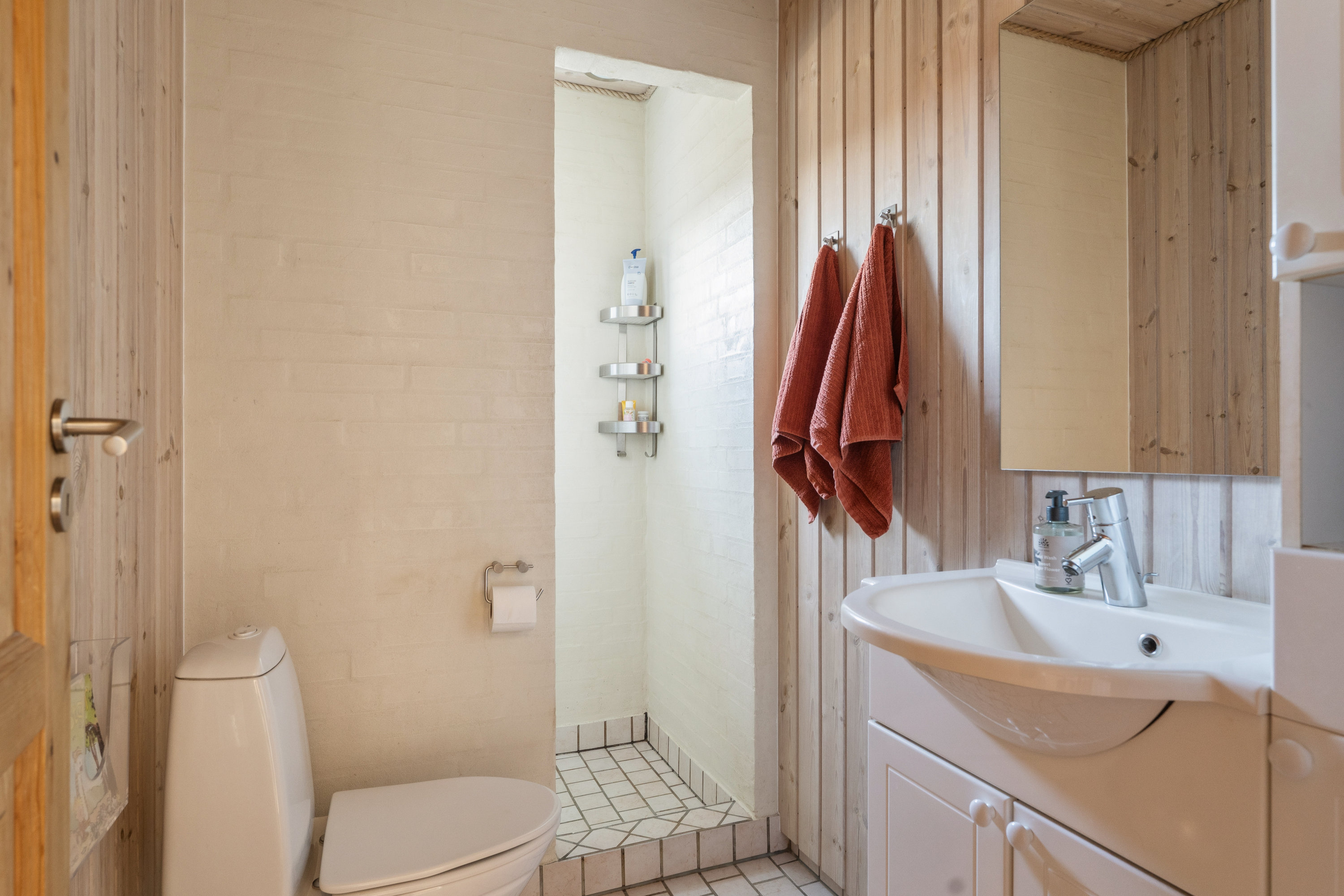 Fremhævet badeværelse billede i fuldskærmstilstand. Billede af Hagenstrupparken 27, 8860 Ulstrup