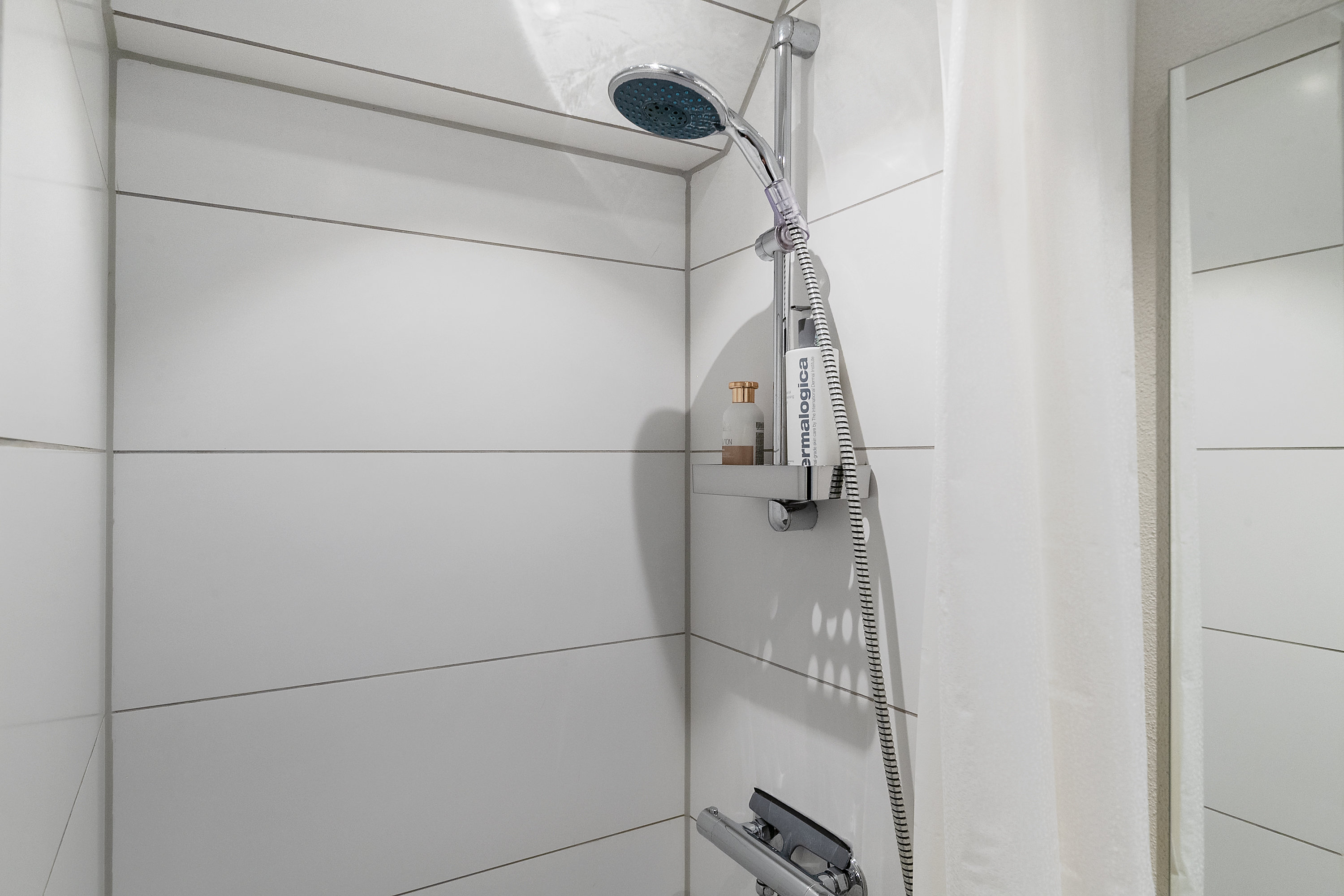 Fremhævet badeværelse billede i fuldskærmstilstand. Billede af Ivar Huitfeldts Gade 25, 4. th., Trøjborg, 8200 Aarhus N