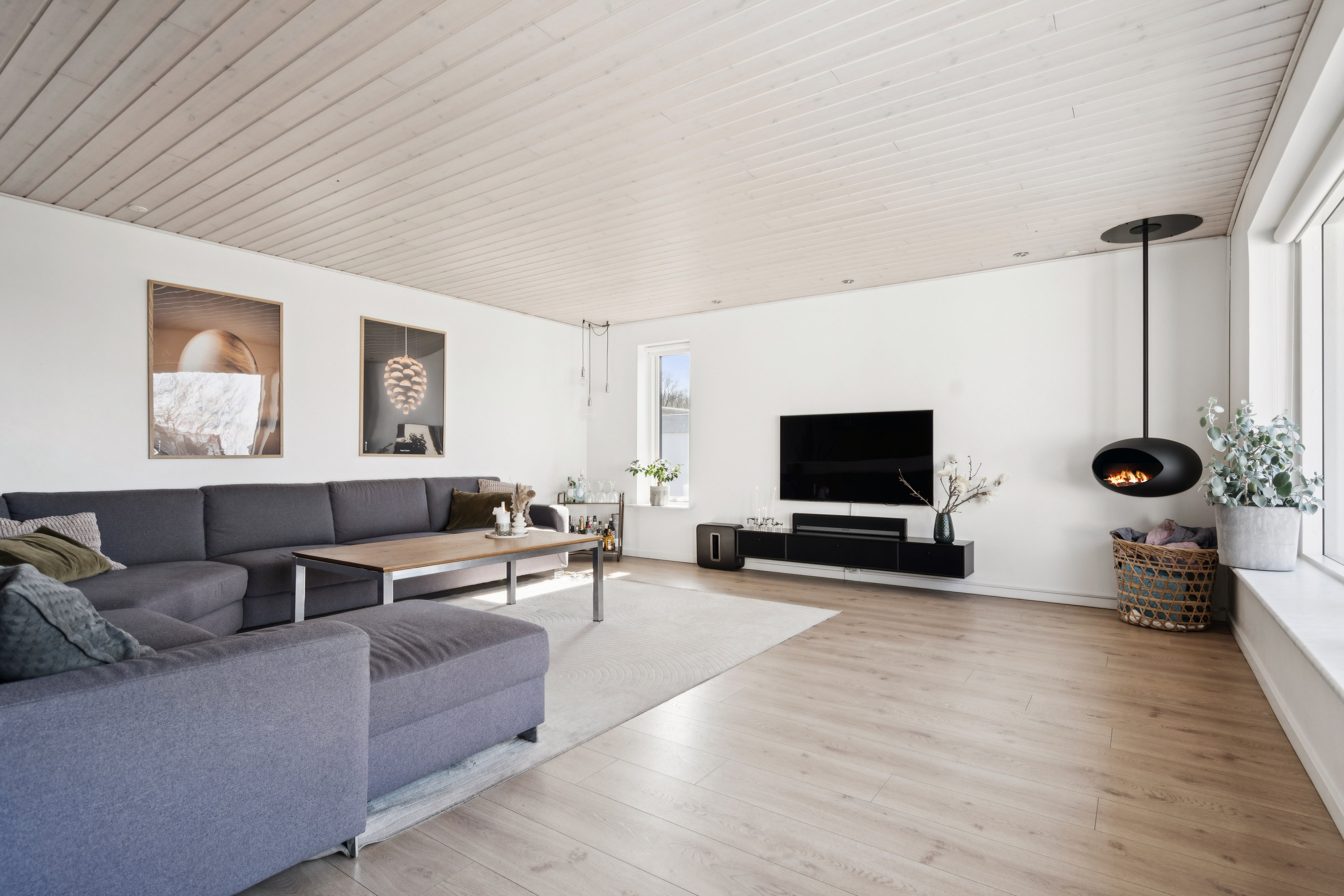 Fremhævet stue billede i fuldskærmstilstand. Billede af Stråtaget 44, 9380 Vestbjerg