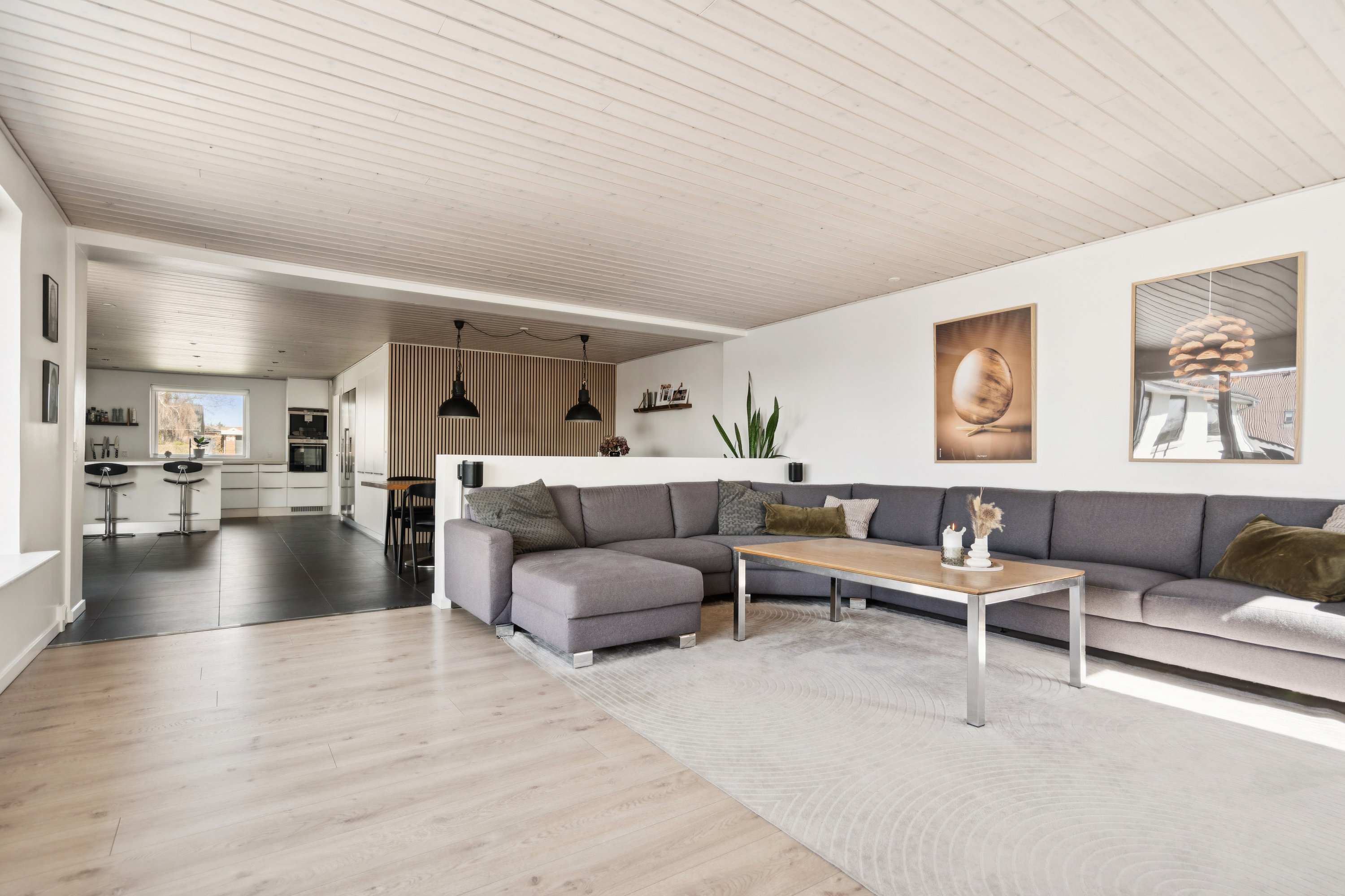 Fremhævet stue billede i fuldskærmstilstand. Billede af Stråtaget 44, 9380 Vestbjerg