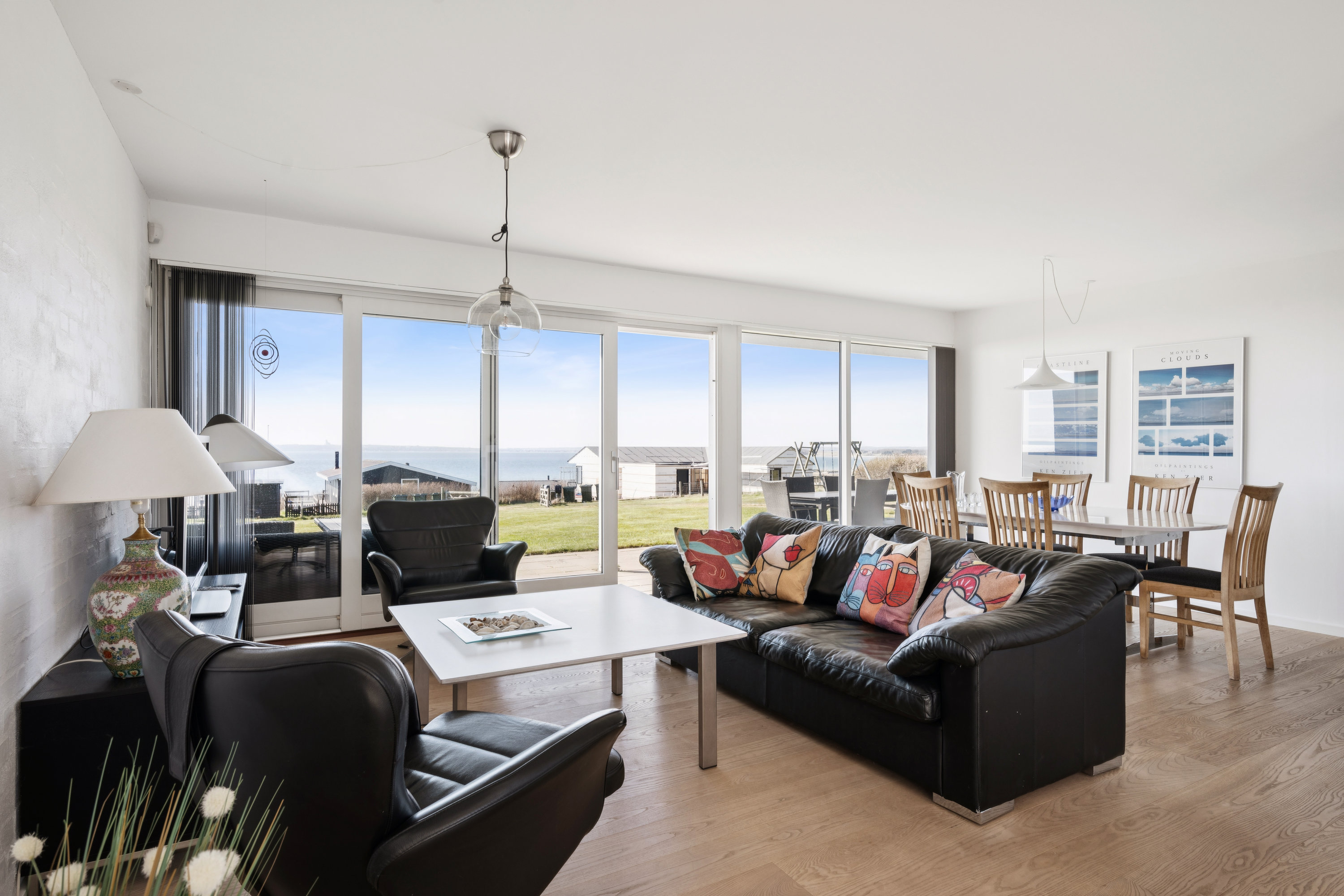 Fremhævet stue billede i fuldskærmstilstand. Billede af Solbakken 21, Skødshoved Bro, 8420 Knebel