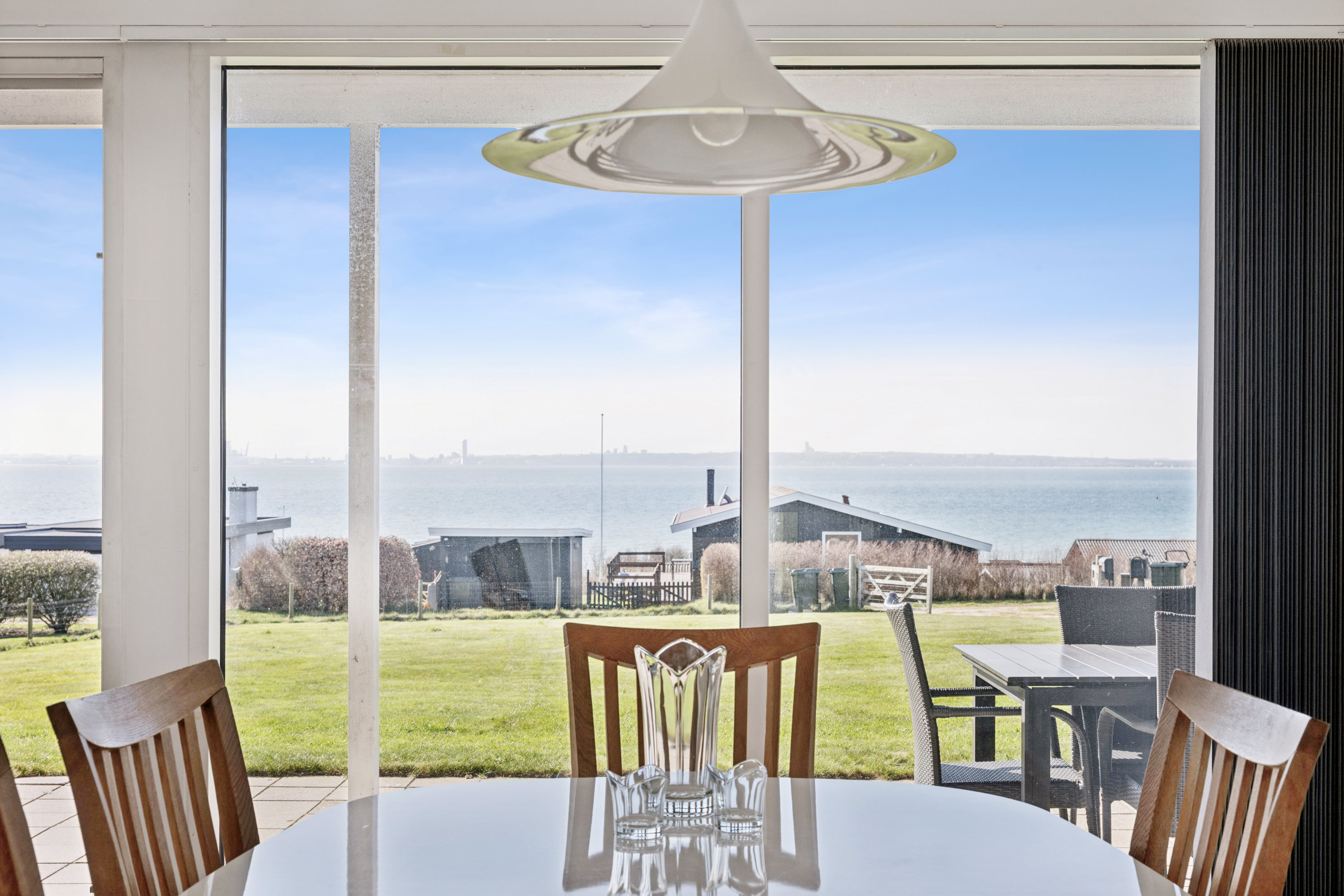 Fremhævet stue billede i fuldskærmstilstand. Billede af Solbakken 21, Skødshoved Bro, 8420 Knebel