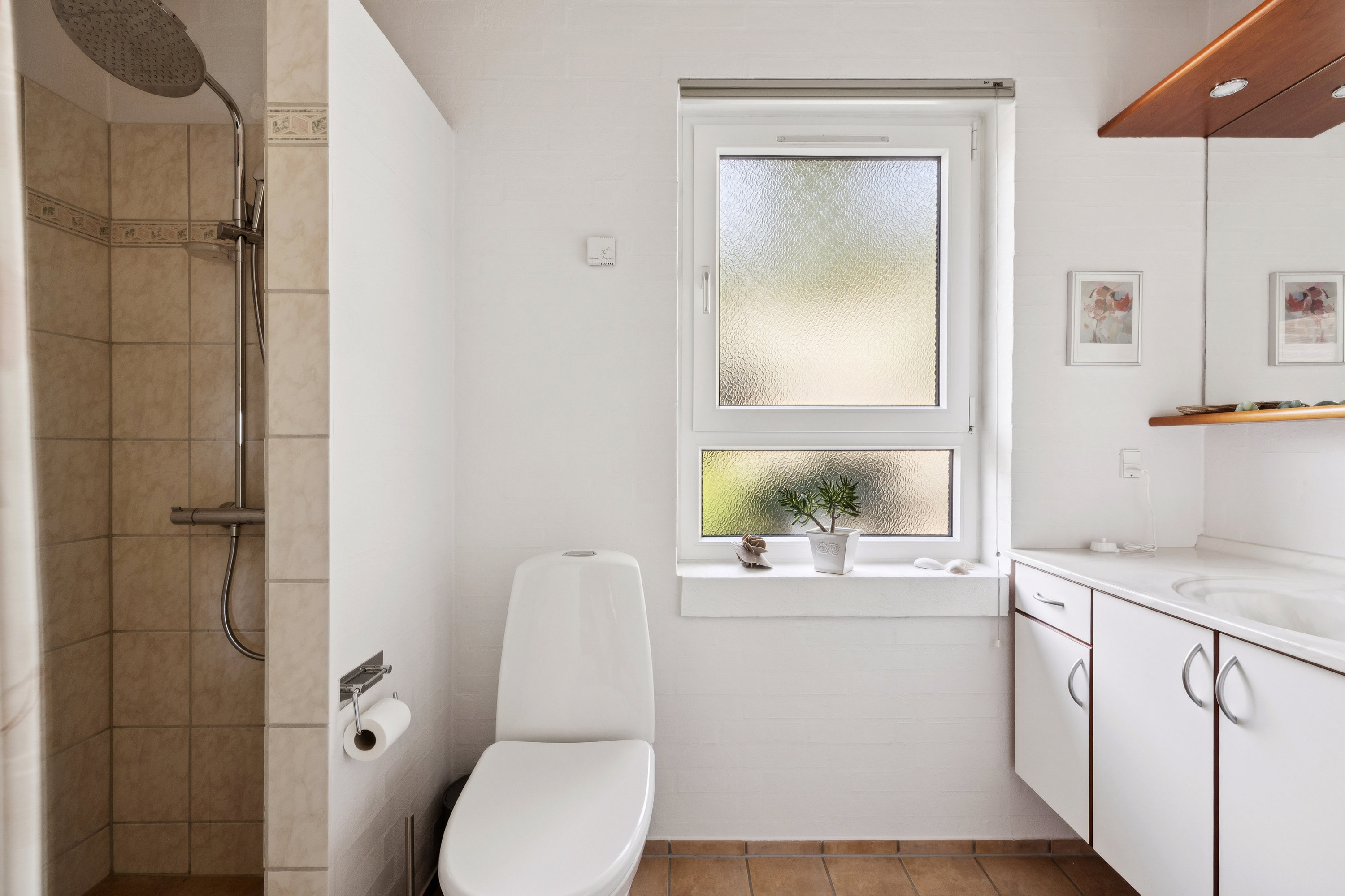 Fremhævet badeværelse billede i fuldskærmstilstand. Billede af Fyrbakken 8, 9500 Hobro