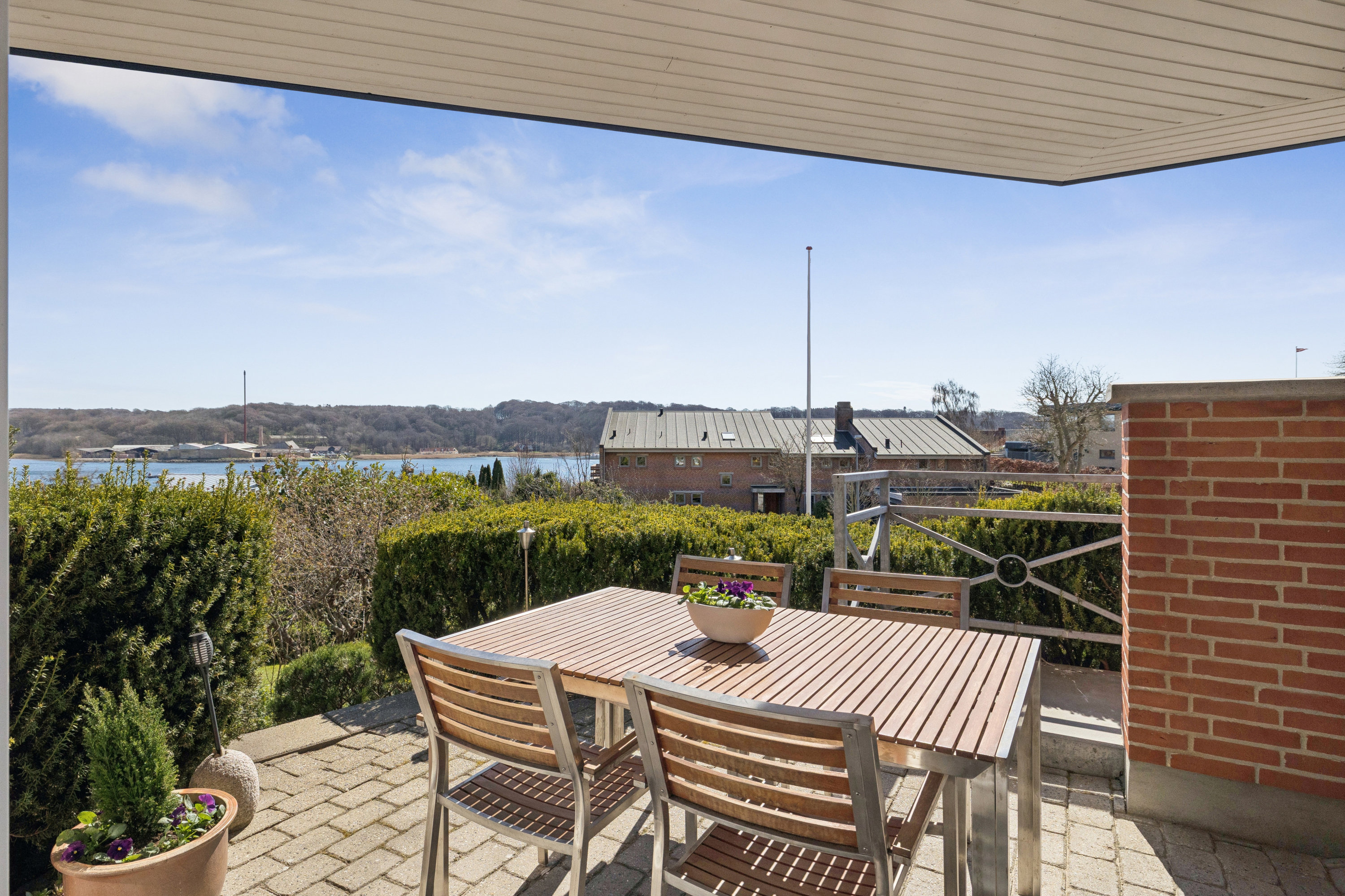 Fremhævet terrasse billede i fuldskærmstilstand. Billede af Fyrbakken 8, 9500 Hobro