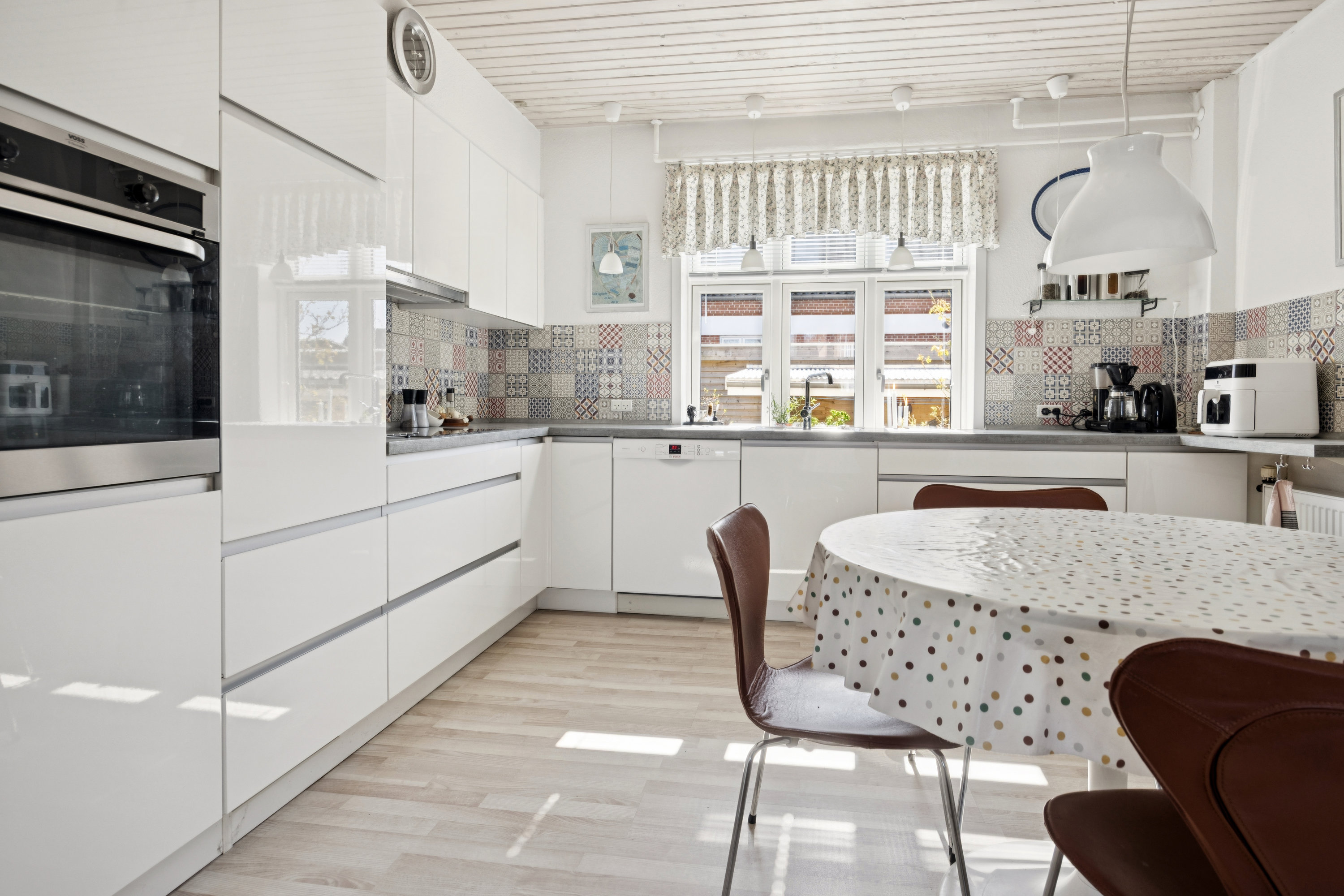 Fremhævet køkken billede i fuldskærmstilstand. Billede af Røgildsvej 23, 9400 Nørresundby