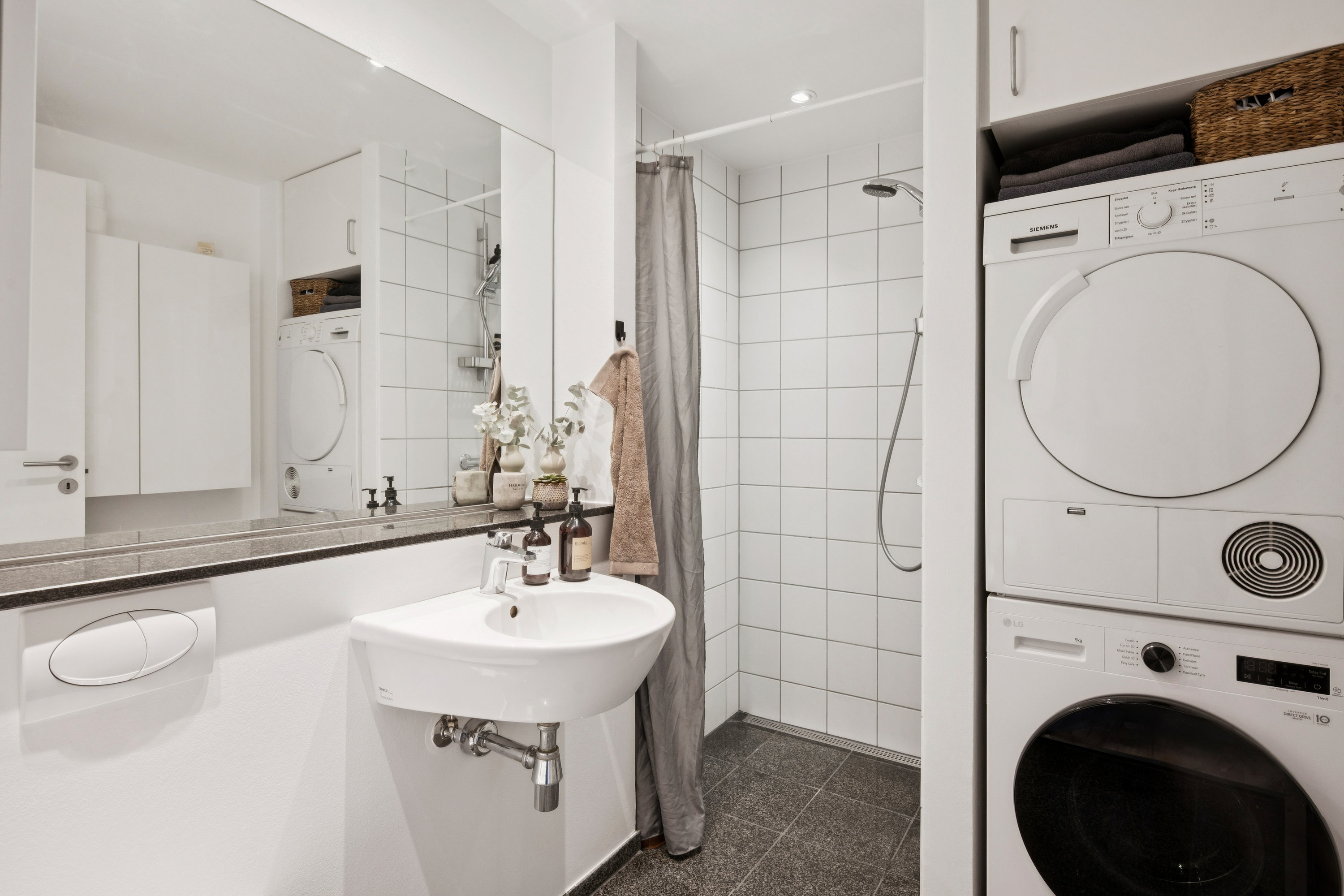 Fremhævet badeværelse billede i fuldskærmstilstand. Billede af Finderupvej 9, 3. 4., 8000 Aarhus C