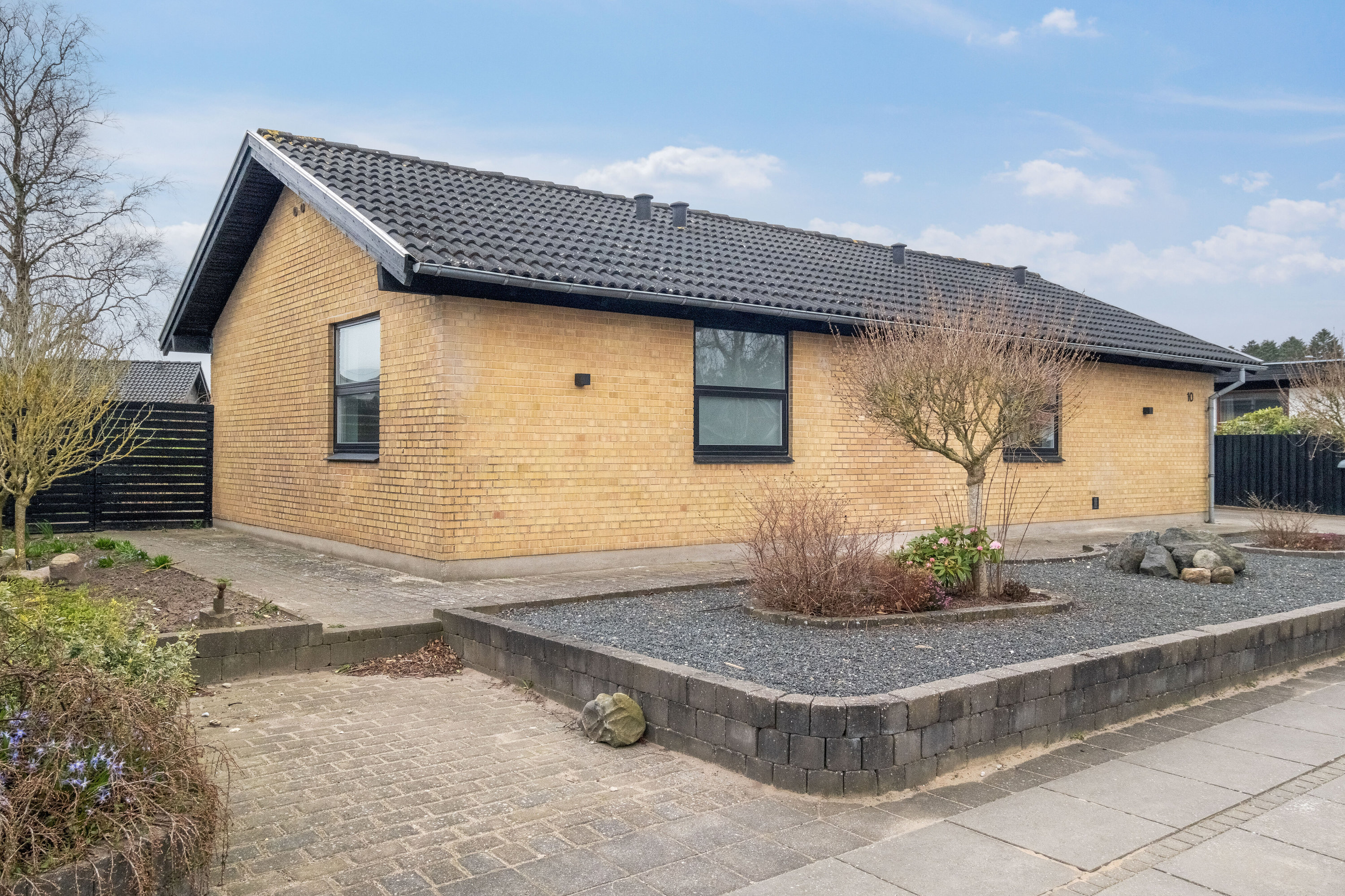 Fremhævet set fra vejen billede i fuldskærmstilstand. Billede af Petersvej 10, 9800 Hjørring