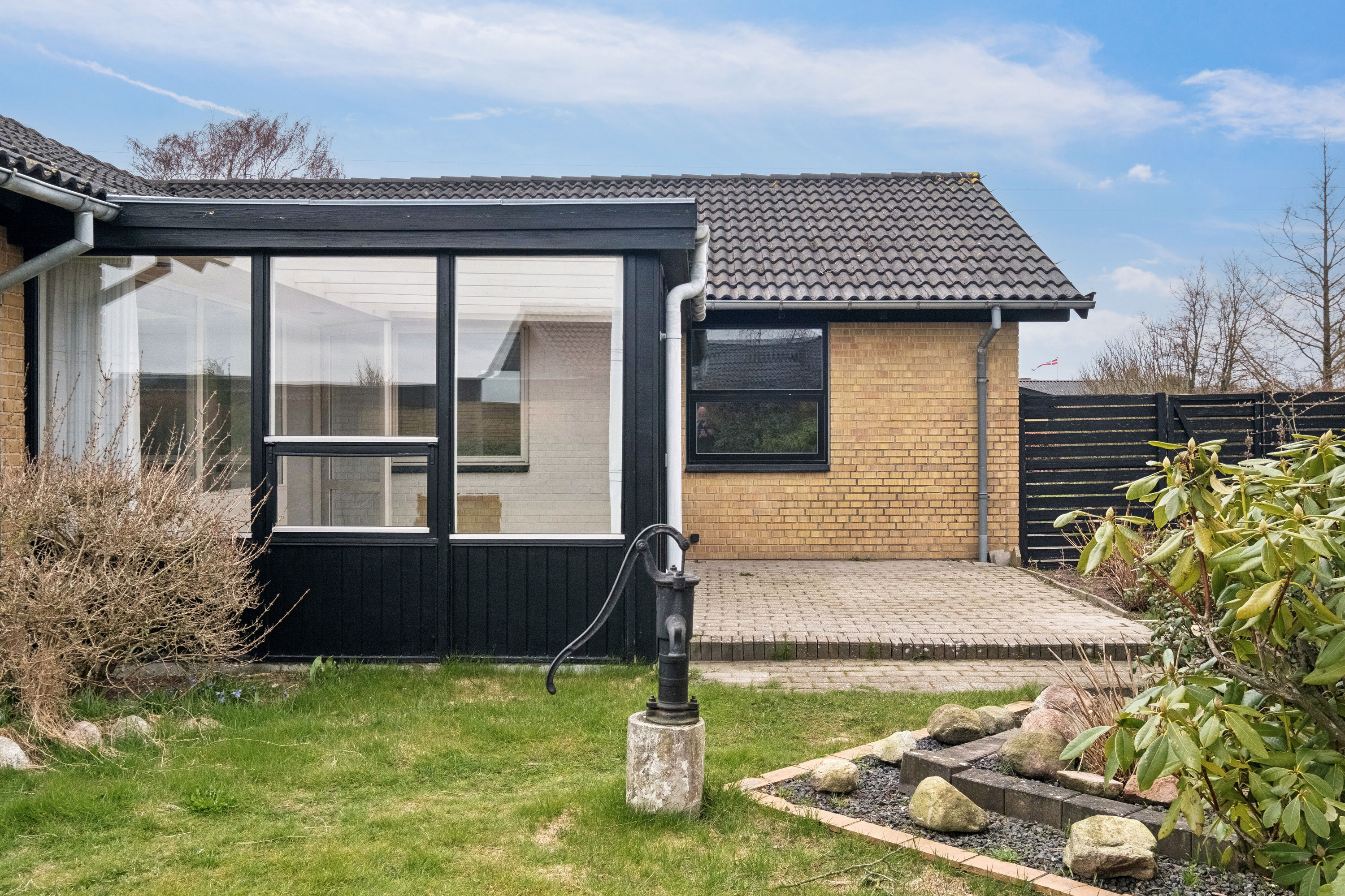 Fremhævet set fra haven billede i fuldskærmstilstand. Billede af Petersvej 10, 9800 Hjørring