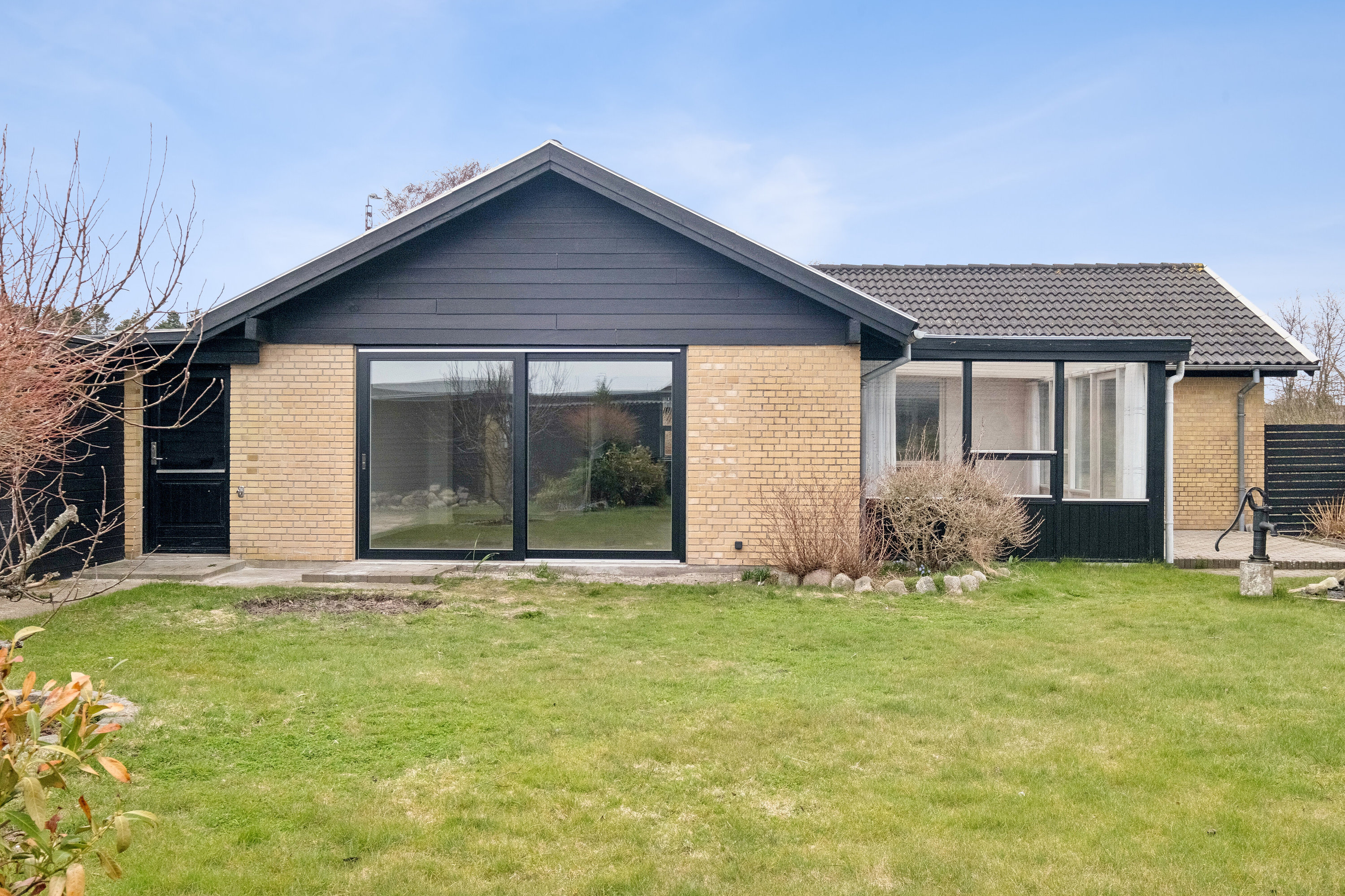 Fremhævet set fra haven billede i fuldskærmstilstand. Billede af Petersvej 10, 9800 Hjørring