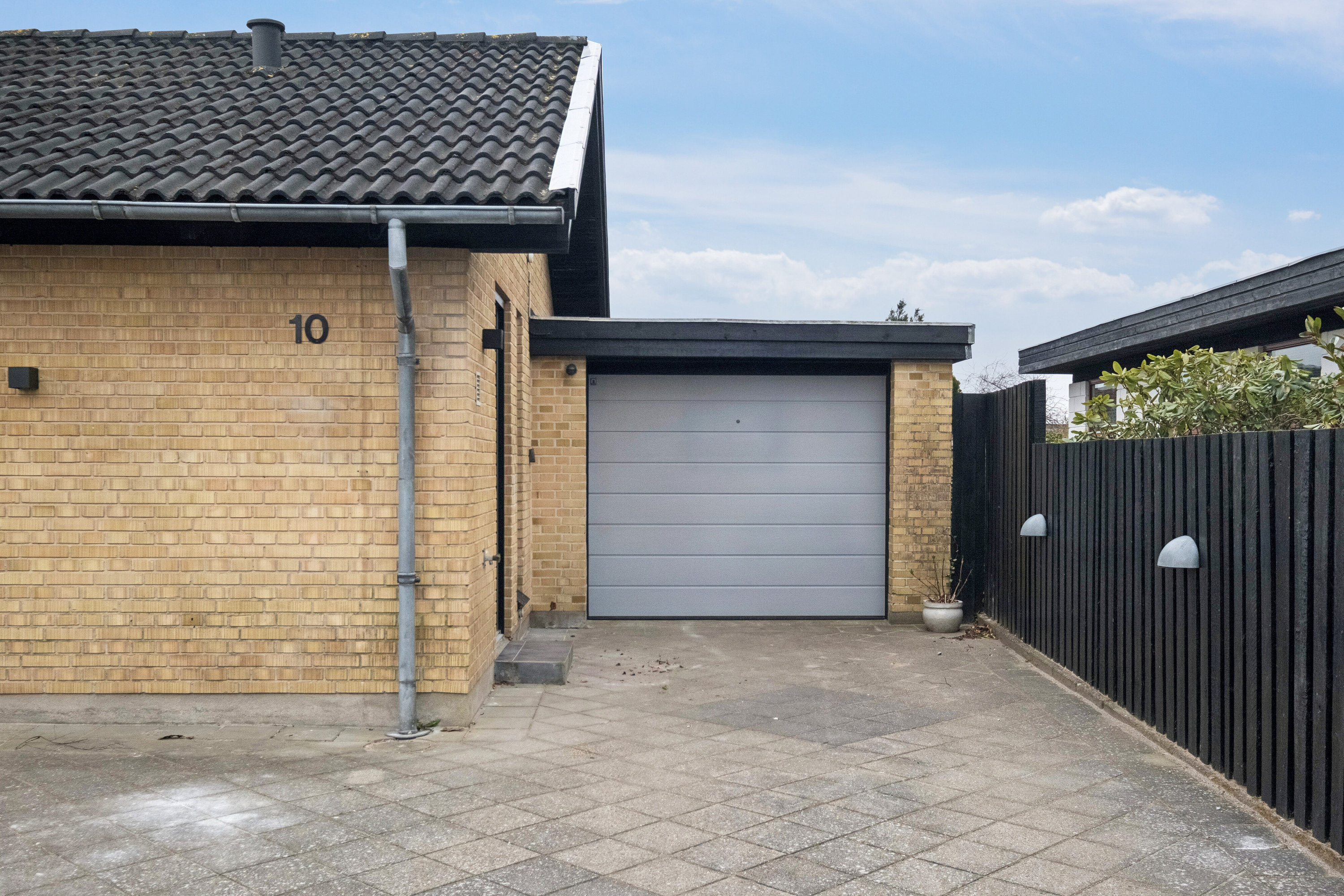 Fremhævet set fra vejen billede i fuldskærmstilstand. Billede af Petersvej 10, 9800 Hjørring