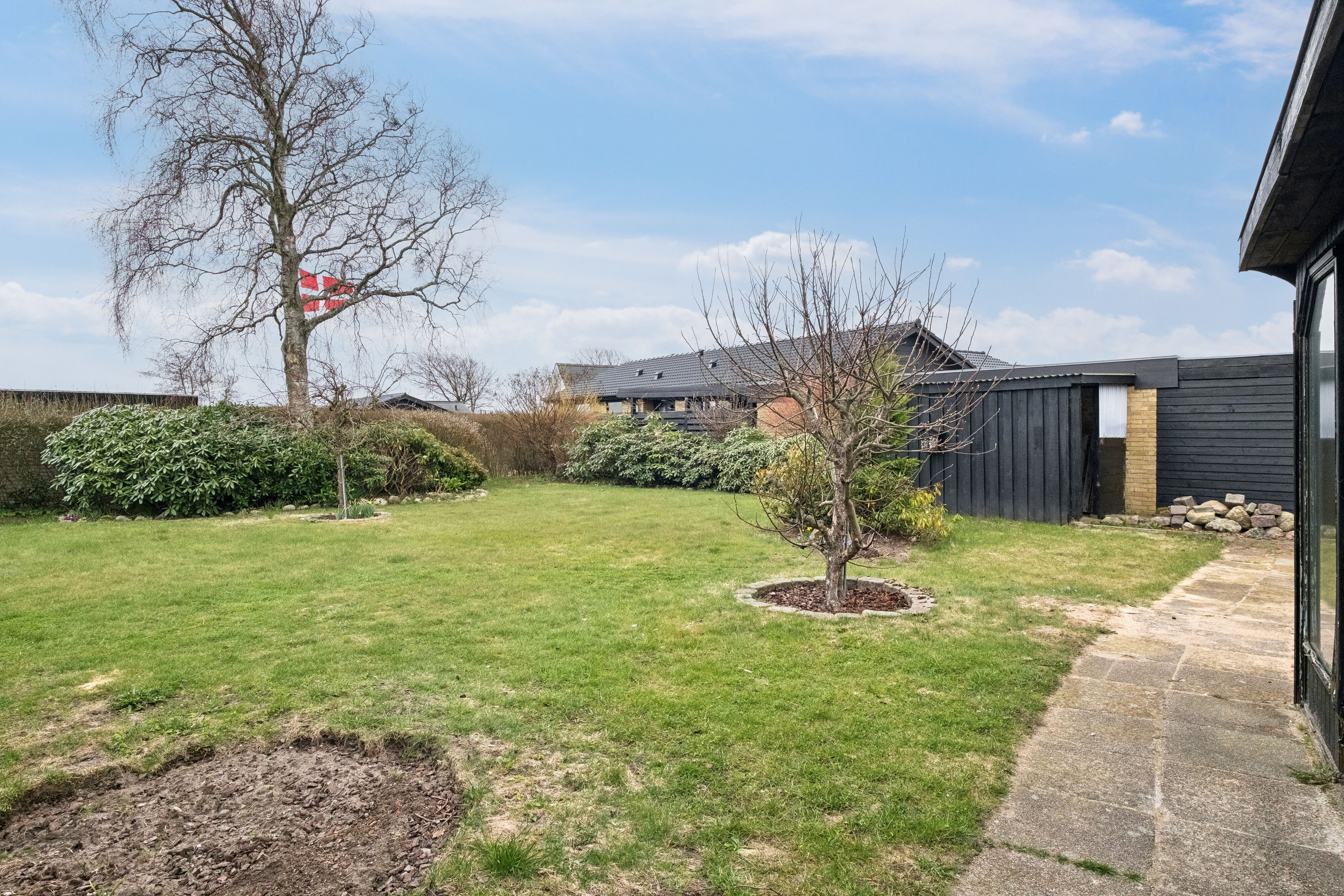 Fremhævet set fra haven billede i fuldskærmstilstand. Billede af Petersvej 10, 9800 Hjørring