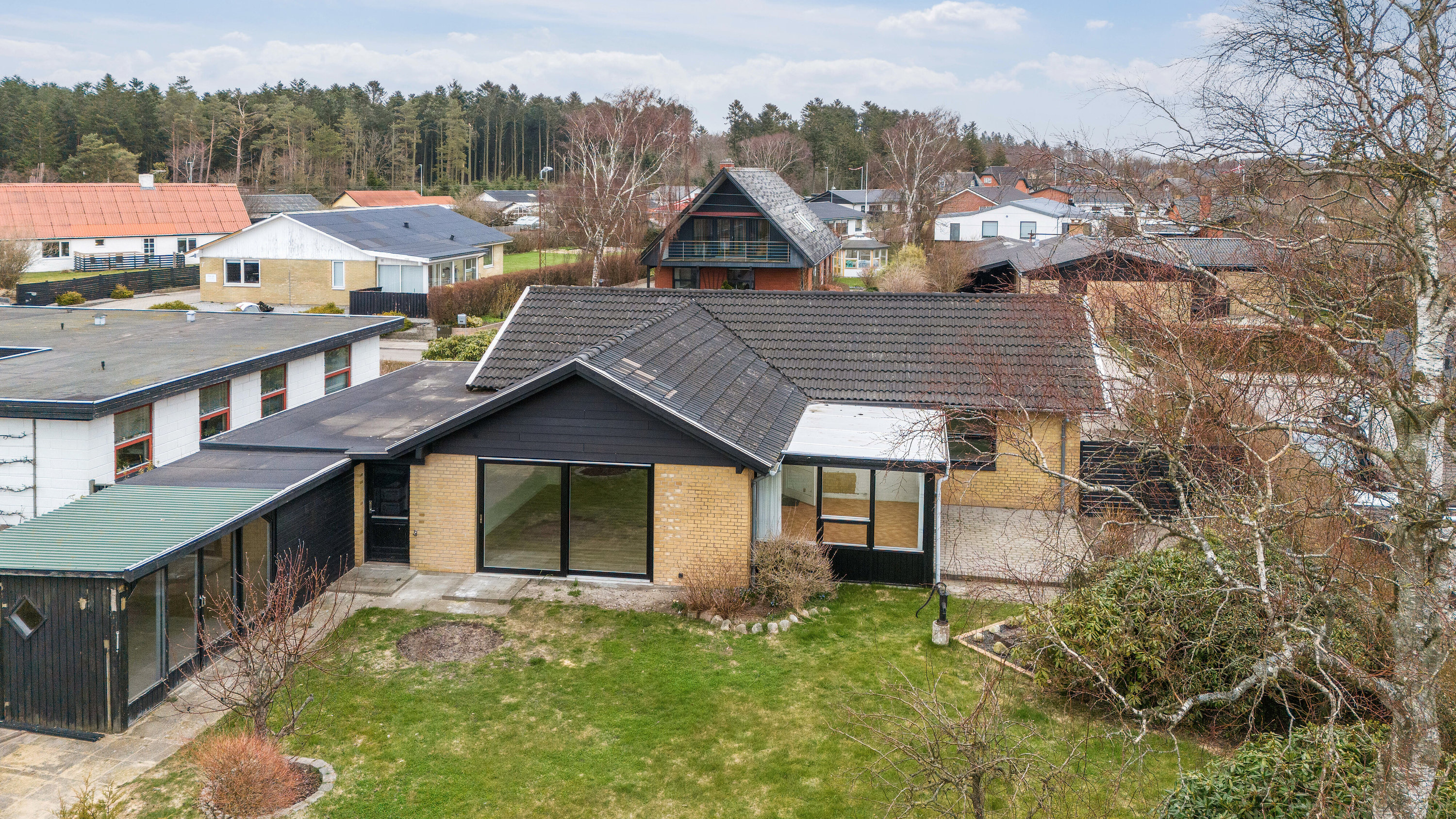 Fremhævet set fra haven billede i fuldskærmstilstand. Billede af Petersvej 10, 9800 Hjørring