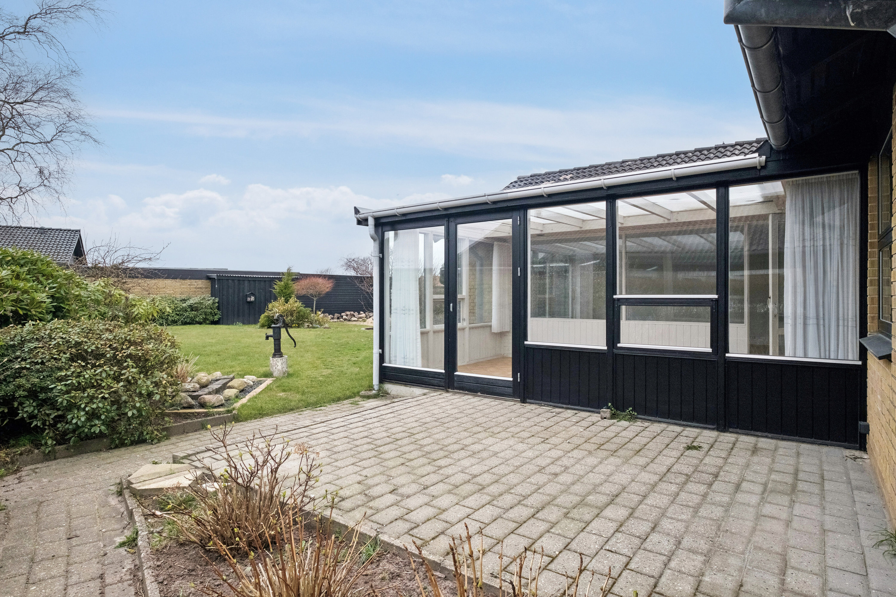 Fremhævet set fra haven billede i fuldskærmstilstand. Billede af Petersvej 10, 9800 Hjørring