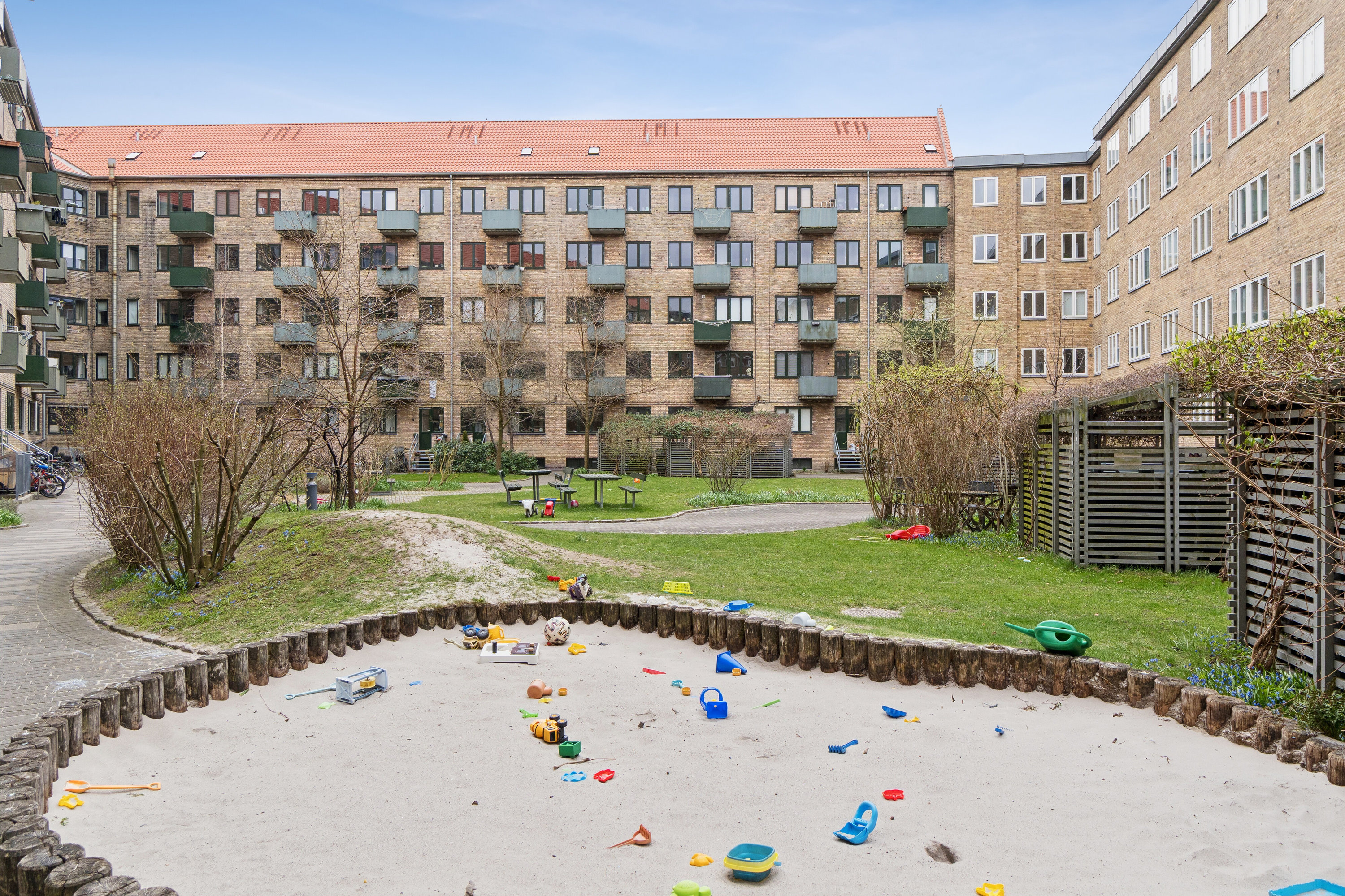 Fremhævet gårdmiljø billede i fuldskærmstilstand. Billede af Ålandsgade 43, 4. tv., 2300 København S