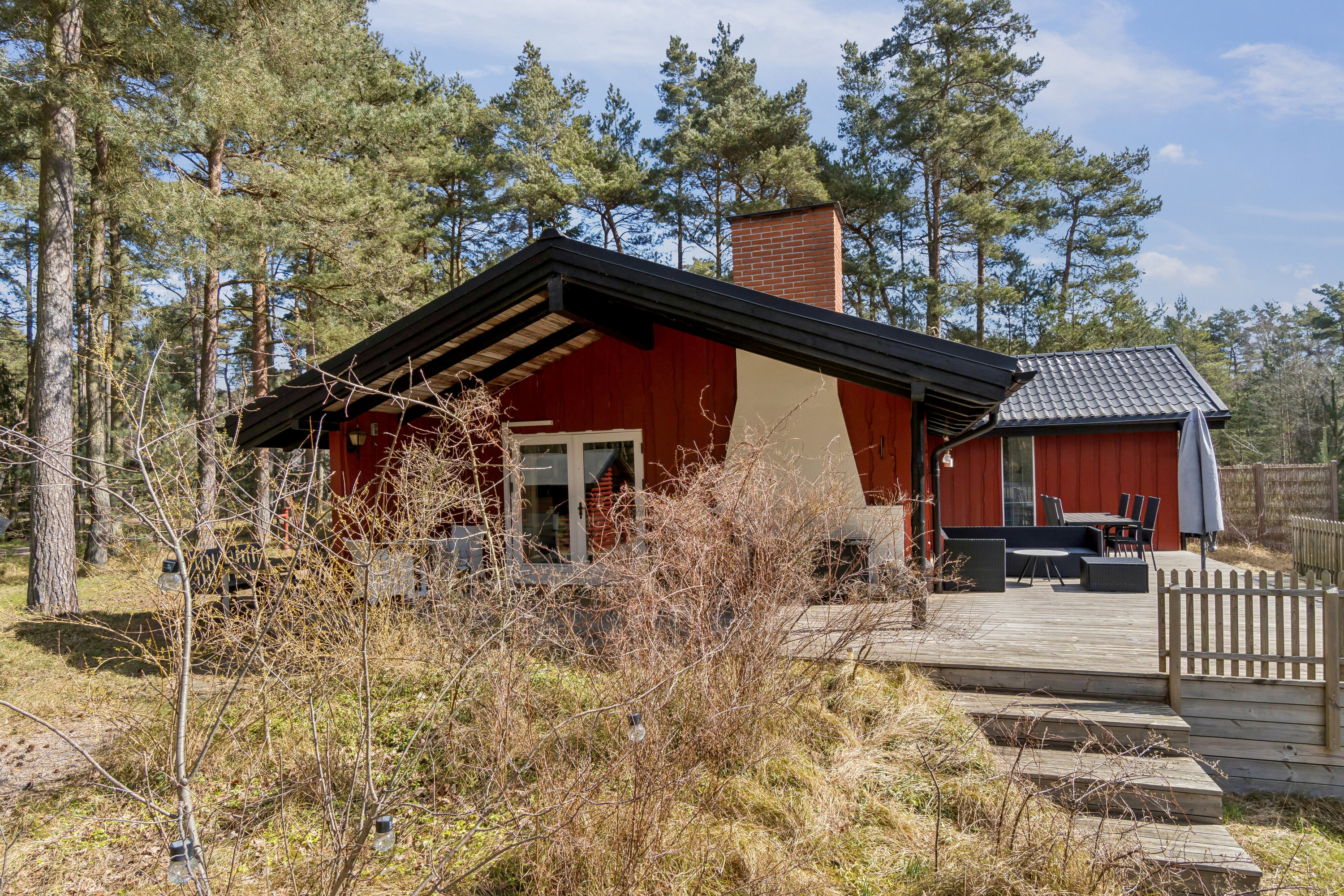 Fremhævet set fra haven billede i fuldskærmstilstand. Billede af Fyrreskoven 30, Pedersker, 3720 Aakirkeby